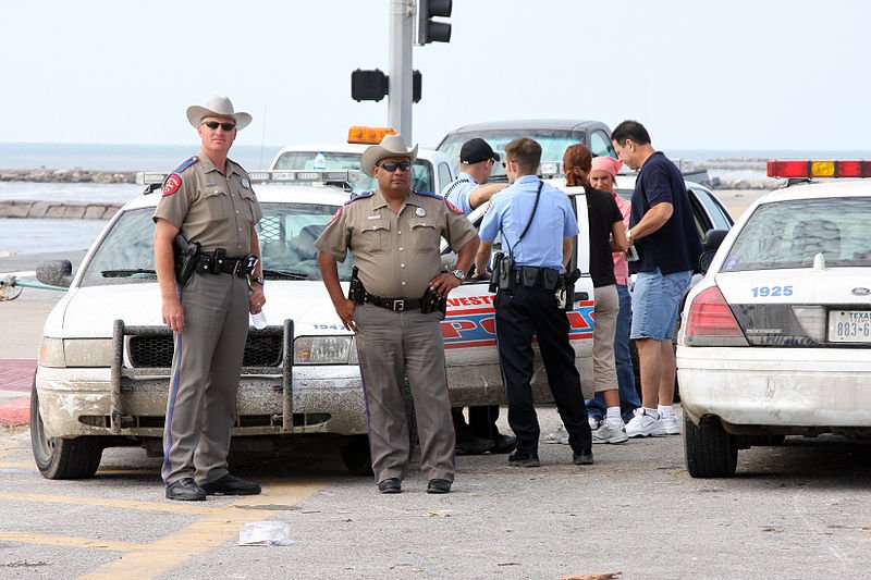 Policía de Texas junto a patrullas. | Imagen: Wikimedia Commons