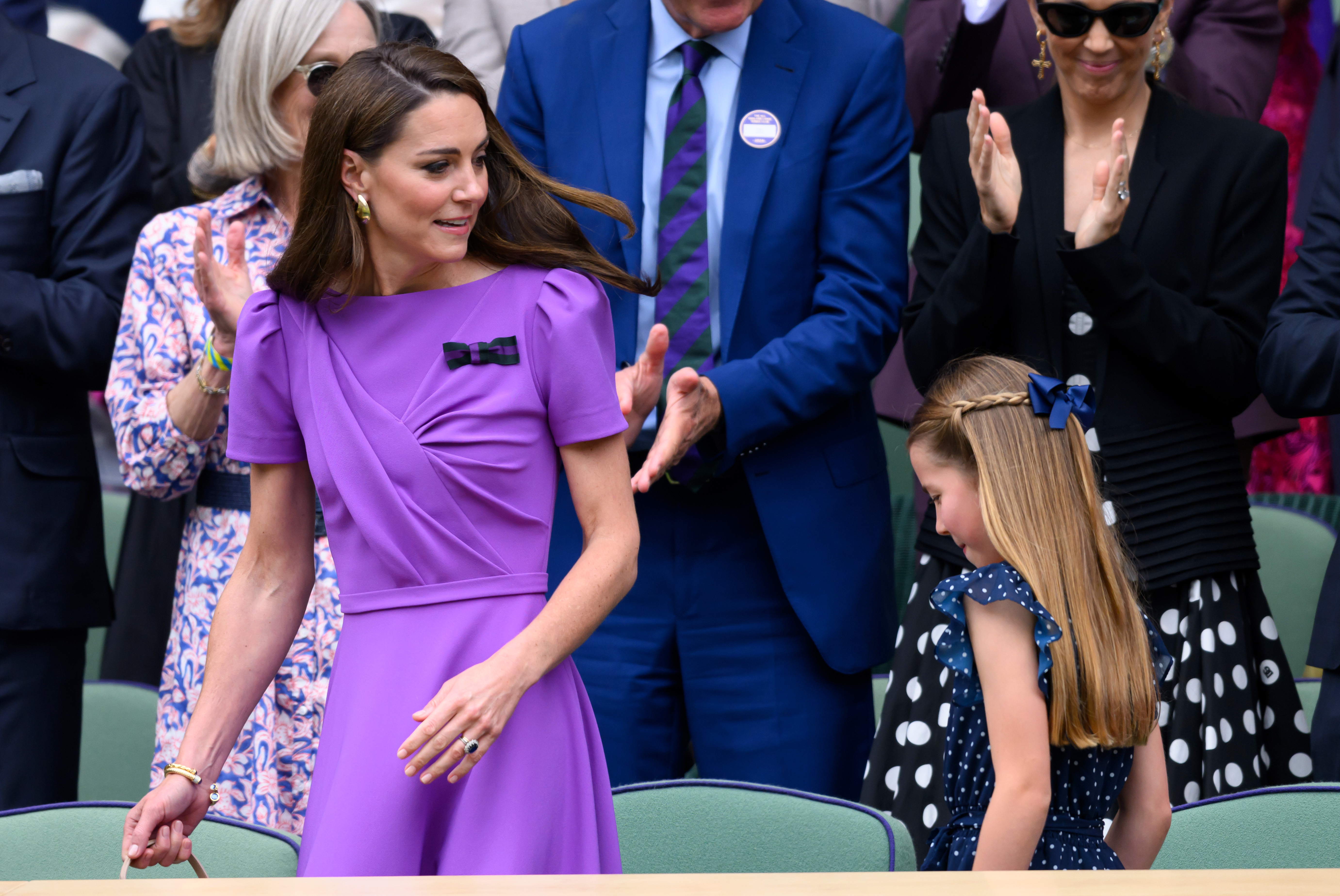 Kate Middleton y la princesa Charlotte en la Pista Central durante el Campeonato de Tenis de Wimbledon el 14 de julio de 2024, en Londres, Inglaterra | Fuente: Getty Images