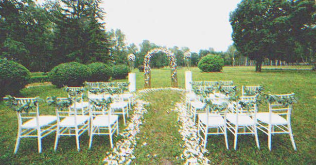 Sillas y un altar listos para una boda | Foto: Shutterstock