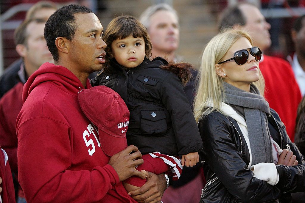 Tiger y Sam Woods, y su esposa, Elin Nordegren, en el estadio de Stanford en Palo Alto, California, el 21 de noviembre de 2009 | Fuente: Getty Images