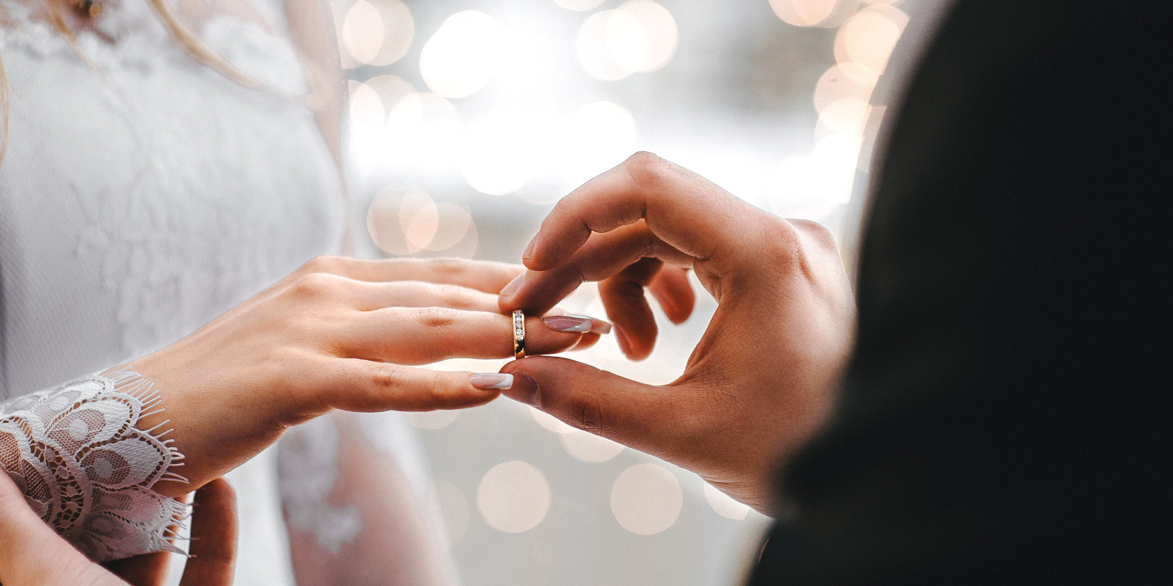 Novios comparten anillos | Fuente: Shutterstock