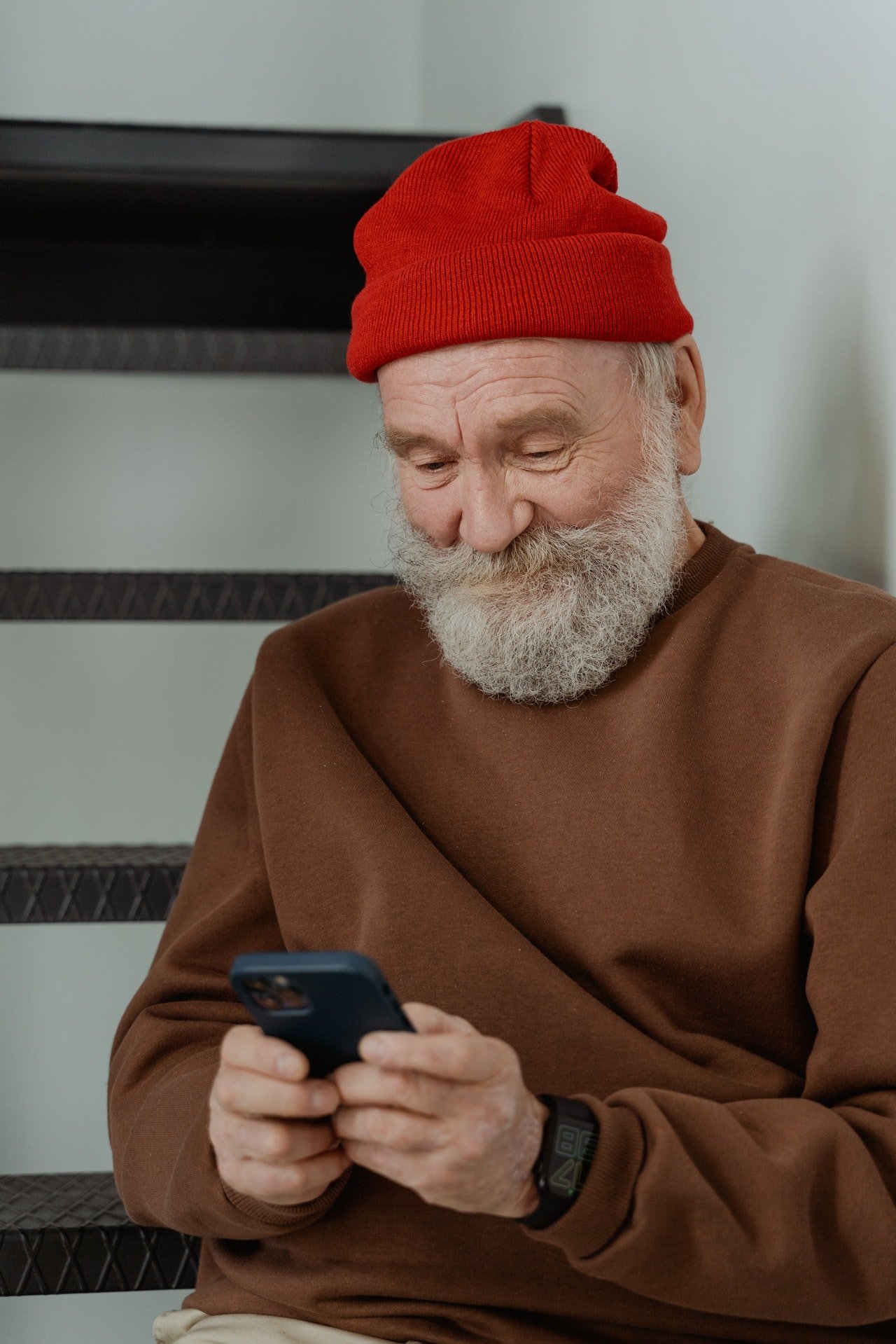 Anciano viendo el teléfono celular. | Foto: Pexels