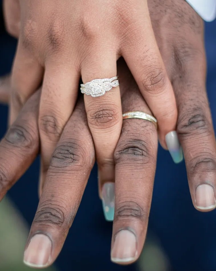 Las manos de una pareja de casados con sus anillos de boda. | Foto: Pexels