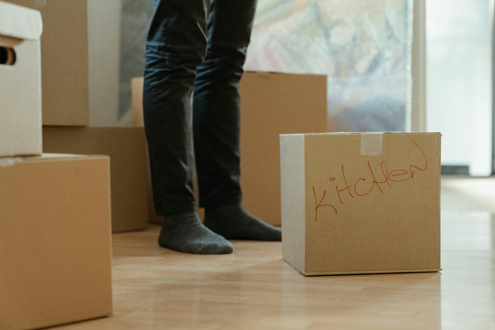 Cajas en una casa | Fuente: Midjourney