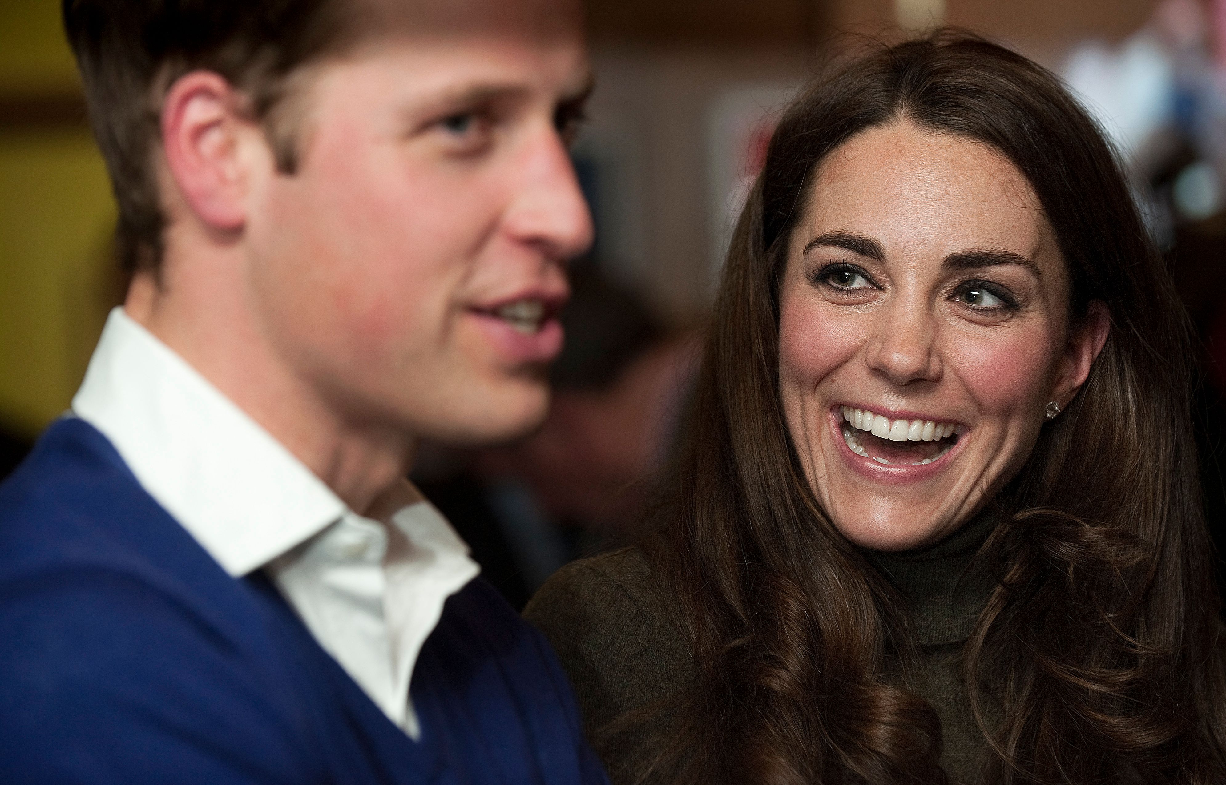 El príncipe William y la princesa Catherine durante una visita al Centrepoint's Camberwell Foyer en Londres, Inglaterra, el 21 de diciembre de 2011 | Foto: Getty Images