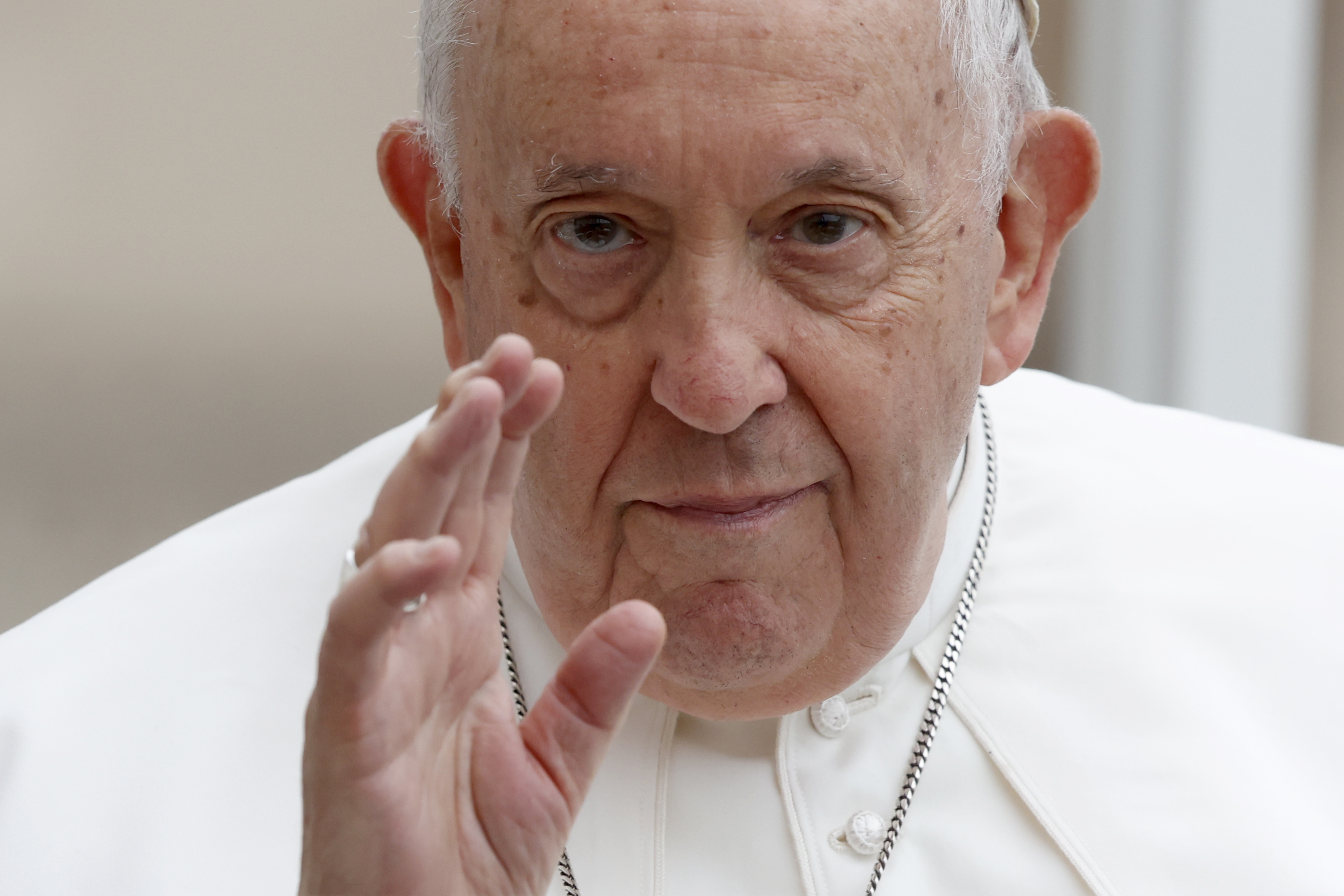 El Papa Francisco llegando a su audiencia general semanal en la Plaza de San Pedro, Ciudad del Vaticano, el 10 de mayo de 2023. | Fuente: Getty Images