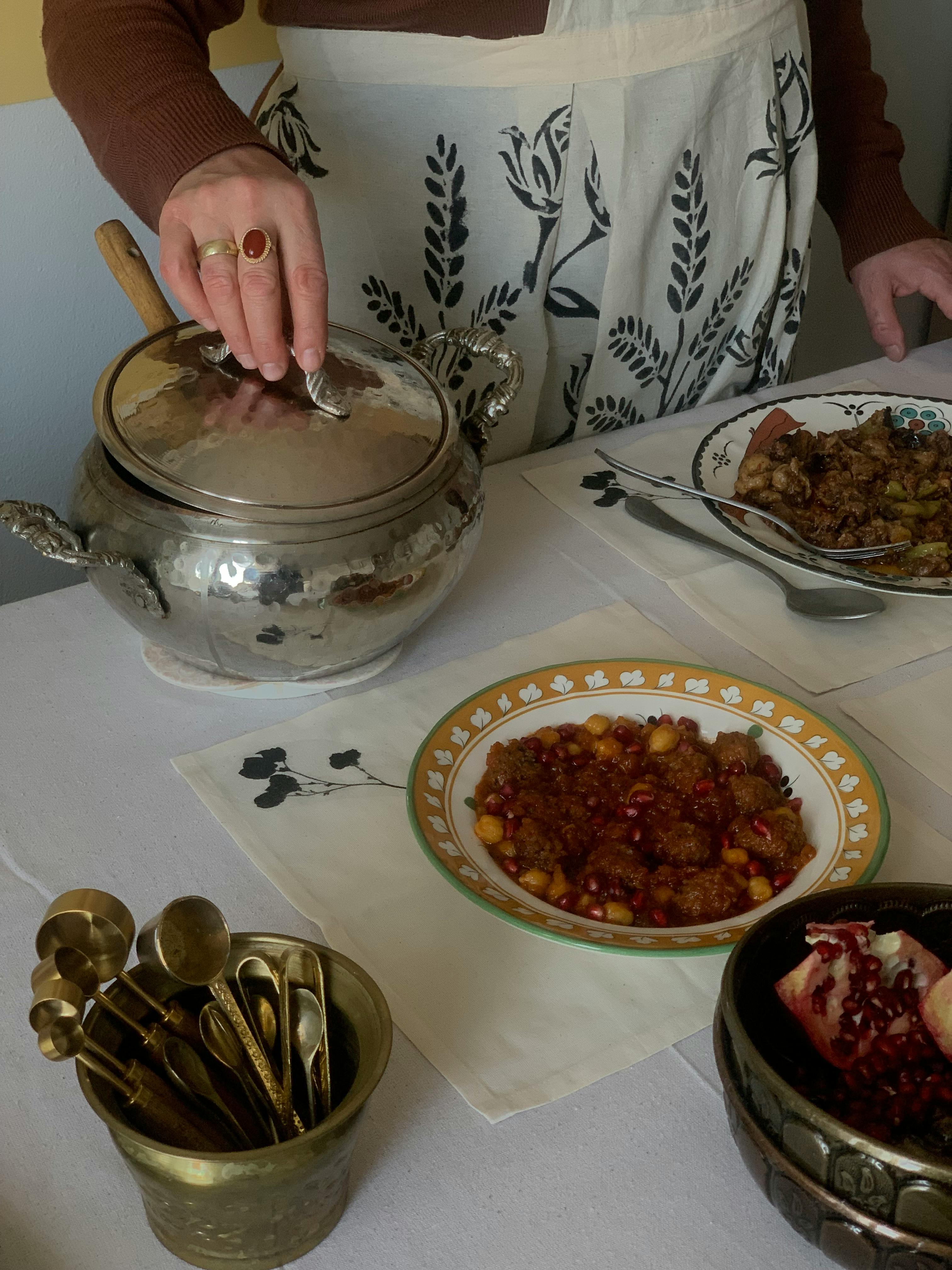 Comida sobre una mesa con una persona de pie | Fuente: Pexels