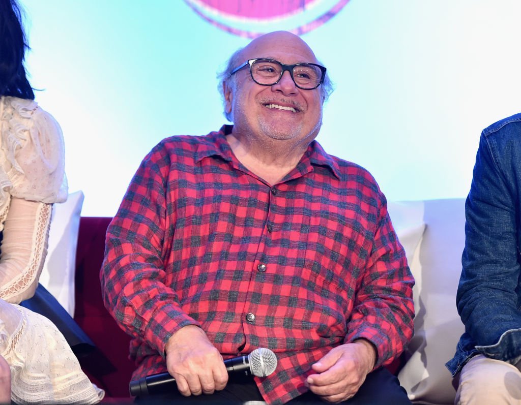 Danny DeVito habla en el escenario durante la Conferencia de prensa global "Dumbo" en el Hotel Beverly Hilton el 10 de marzo de 2019 en Los Ángeles, California. | Foto: Getty Images