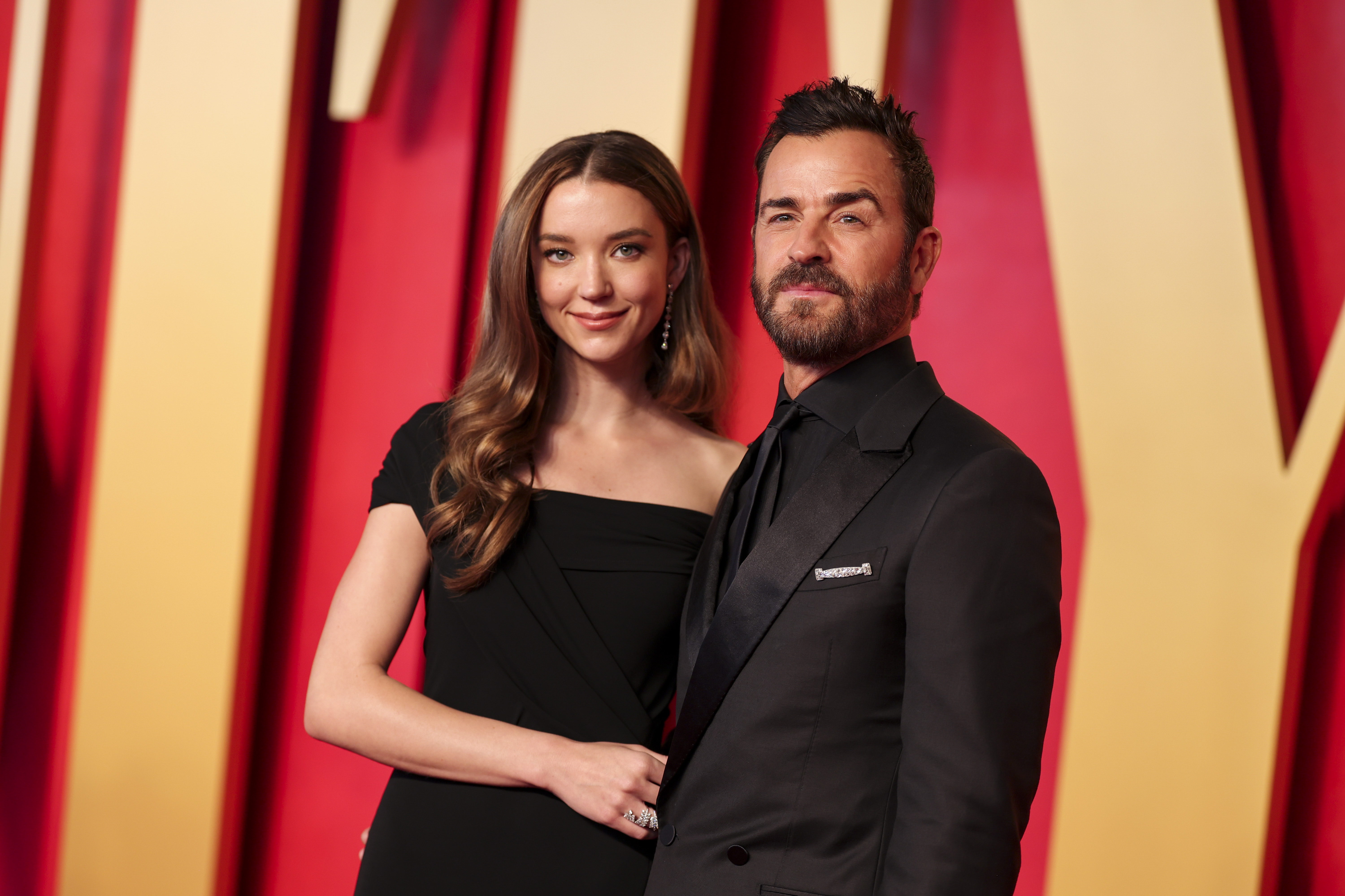 Nicole Brydon Bloom y Justin Theroux en la fiesta de los Oscar de Vanity Fair en Beverly Hills, California, el 10 de marzo de 2024 | Fuente: Getty Images | Source: Getty Images