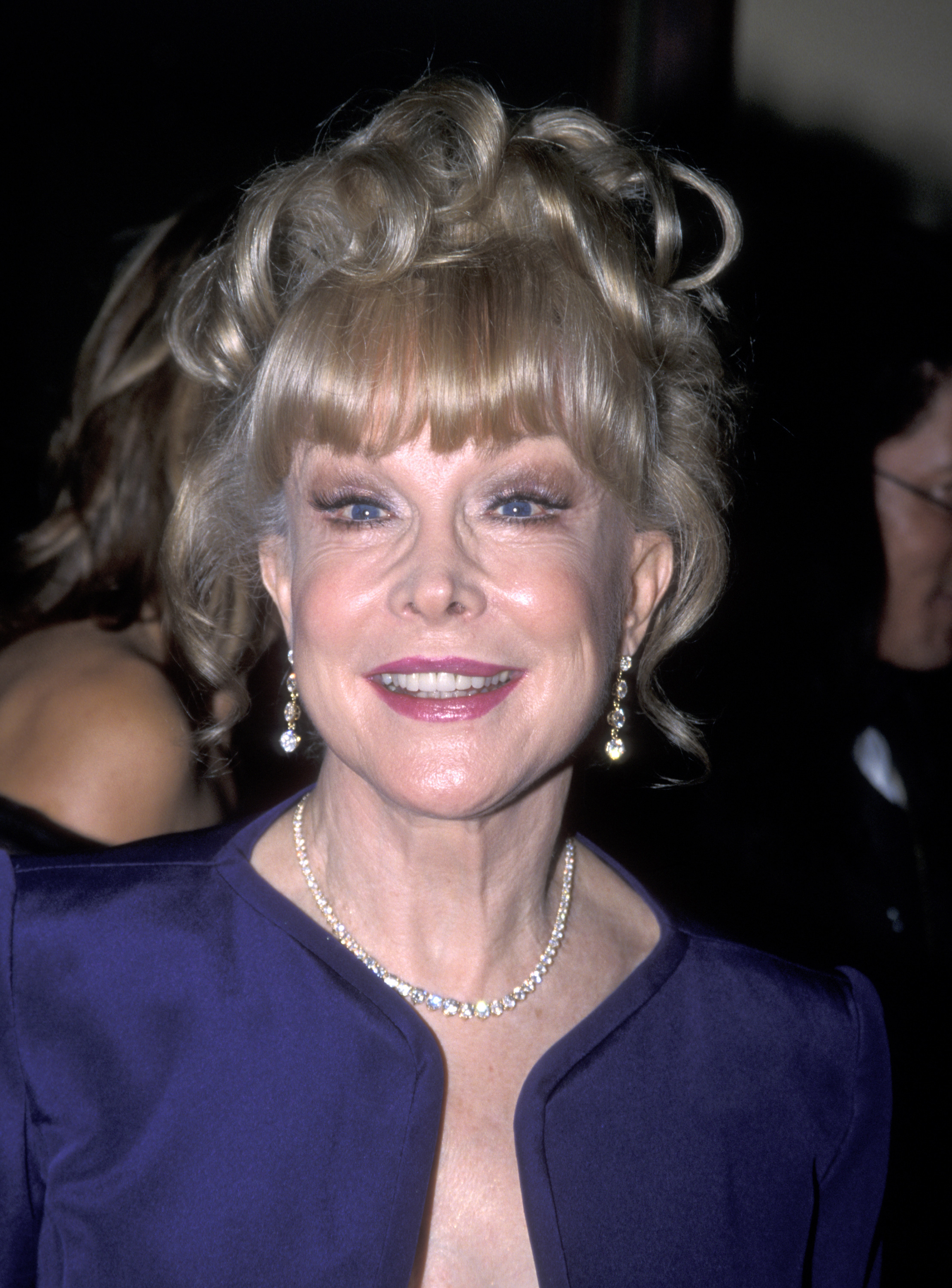 Barbara Eden asiste al 45º Baile Anual de Thalians en honor a Mary Tyler Moore el 7 de octubre de 2000, en Los Ángeles, California. | Fuente: Getty Images