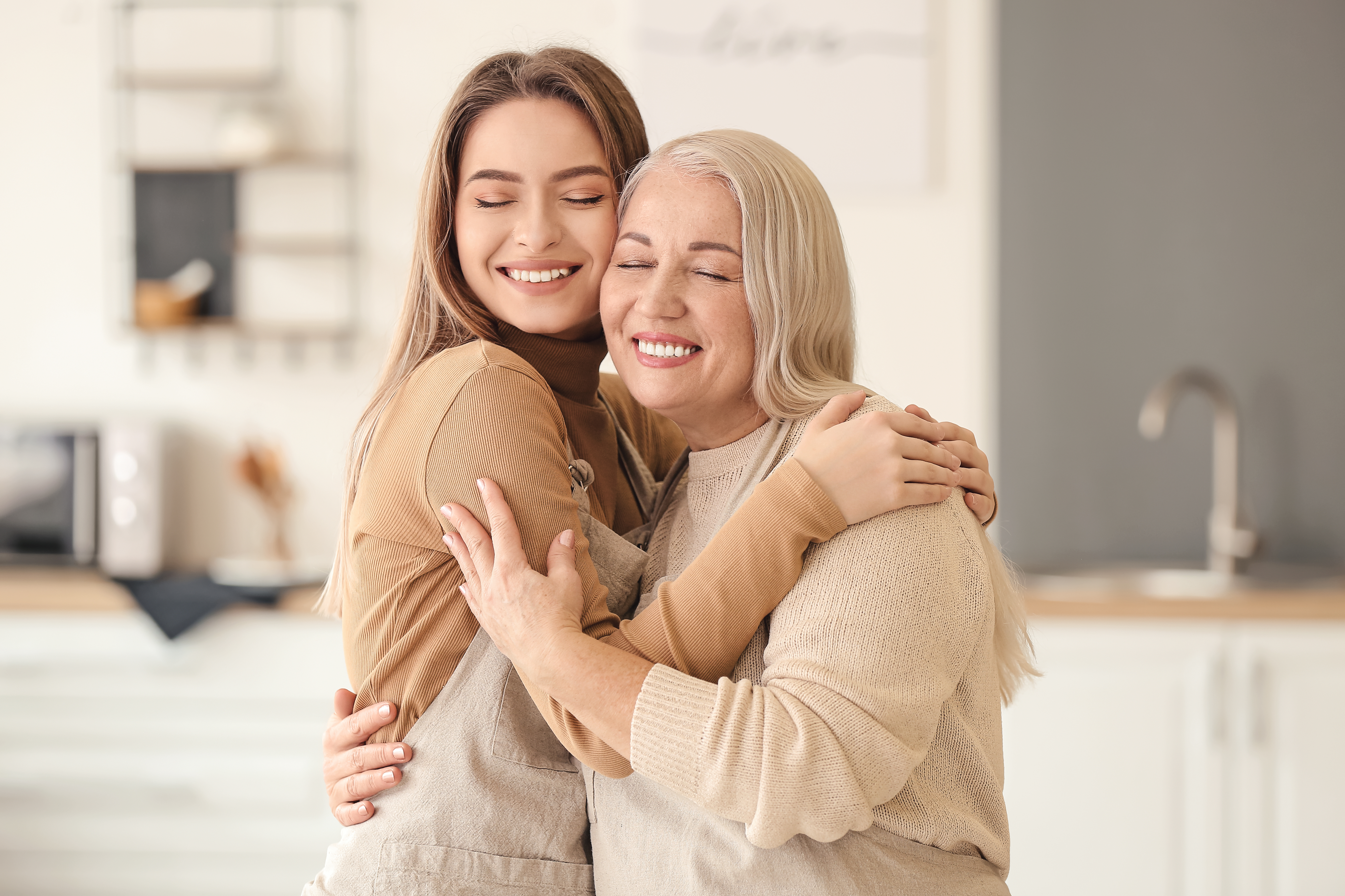Una mujer mayor abrazando a su hija | Fuente: Shutterstock