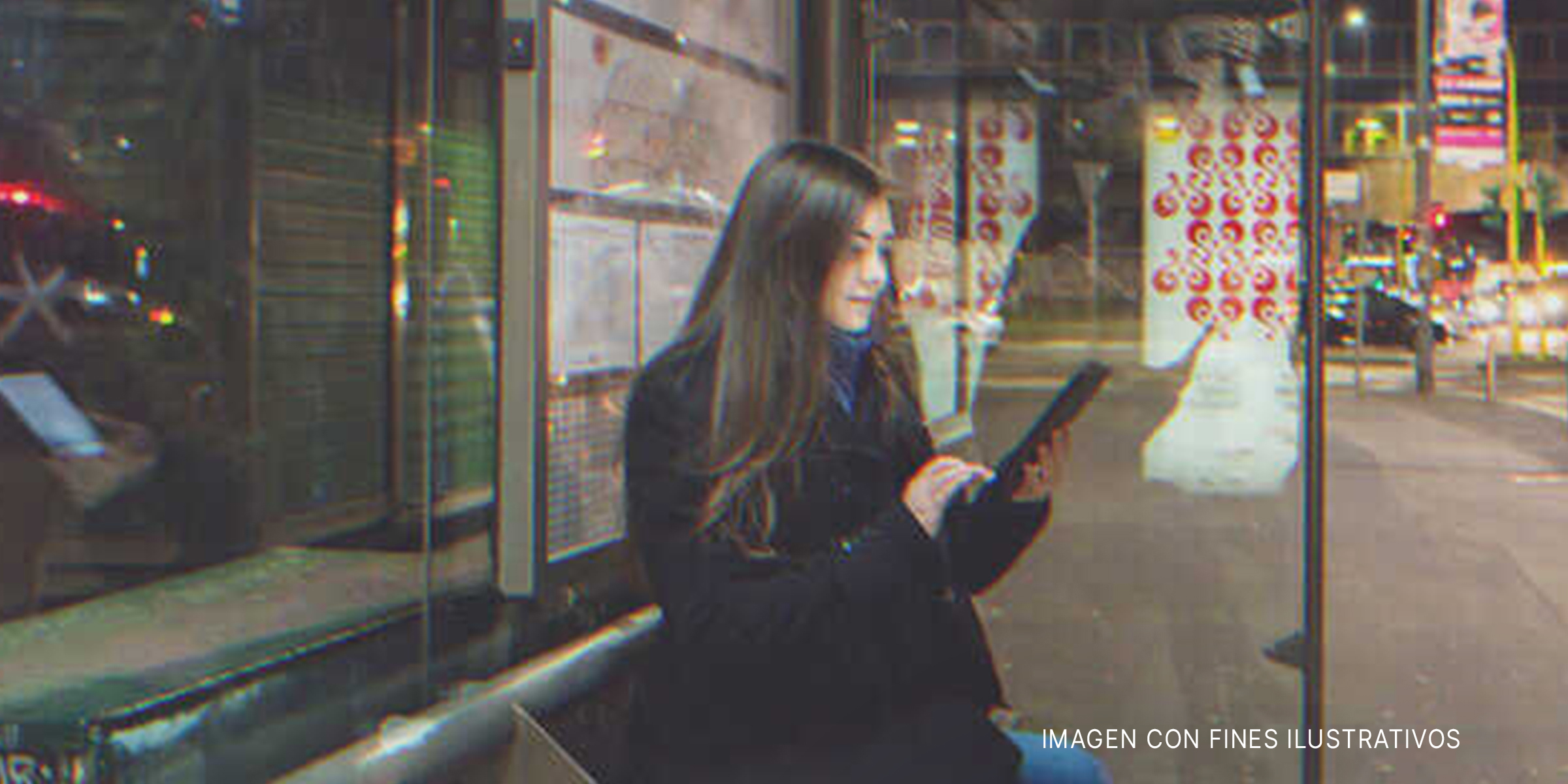 Mujer utilizando un dispositivo electrónico. | Foto: Shutterstock