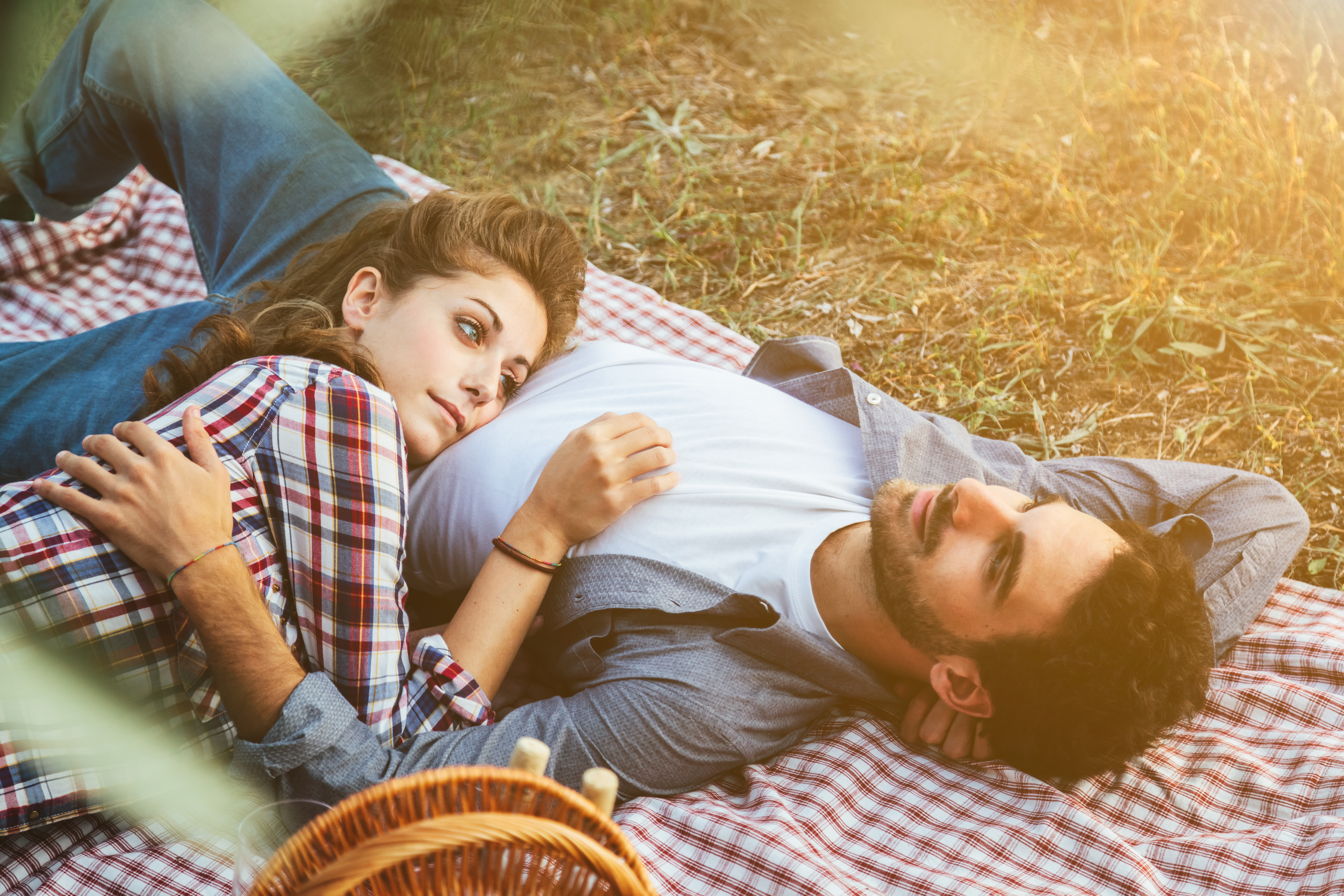 Una pareja de jóvenes amantes | Fuente: Shutterstock
