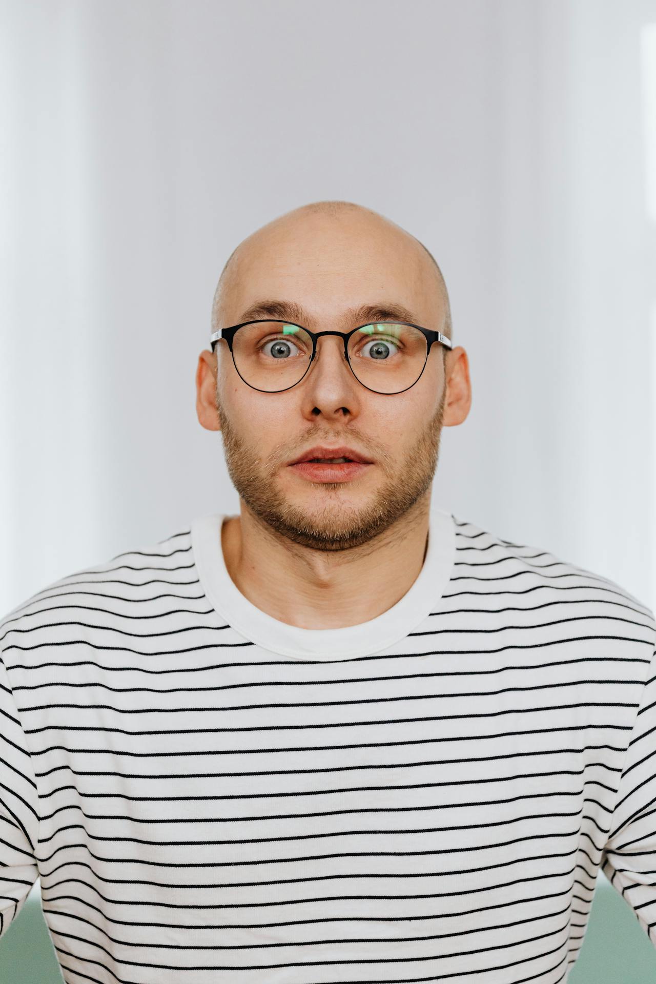 Un hombre conmocionado | Fuente: Pexels