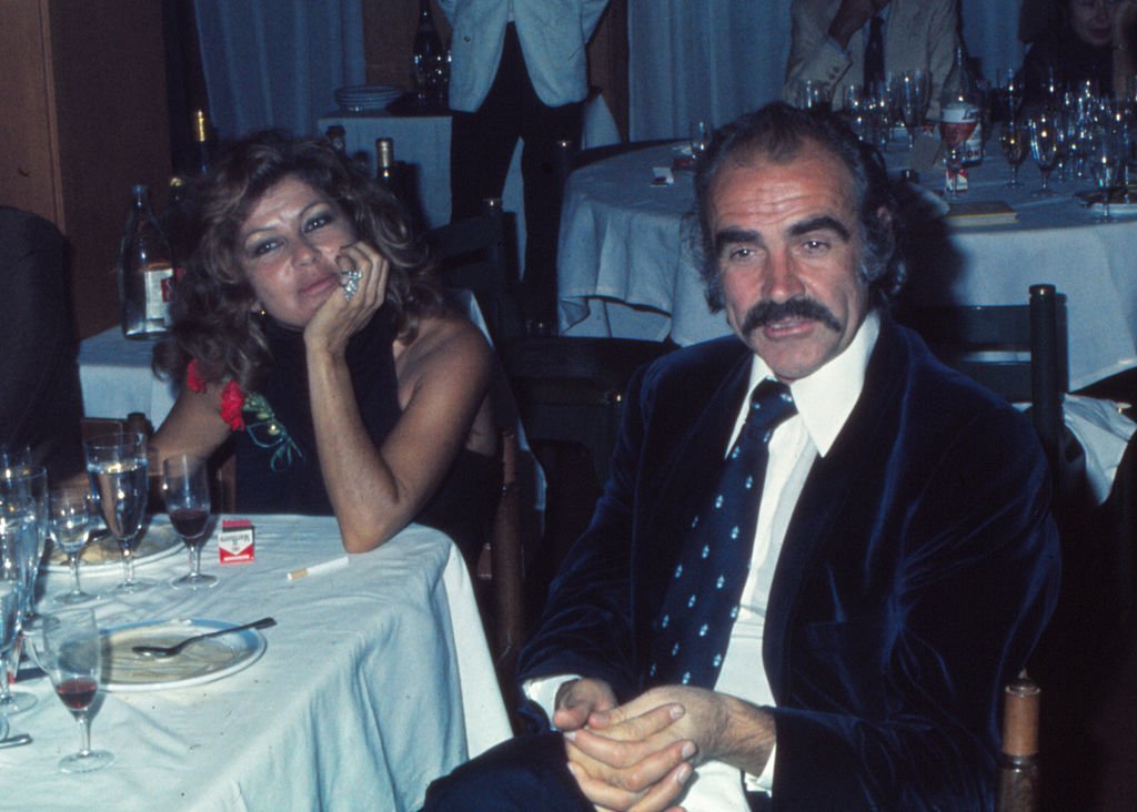 Sean Connery en el restaurante del golf de 'La Manga del Mar Menor' con su esposa Micheline Roquebrune, 1973, Murcia, España. | Foto: Getty Images
