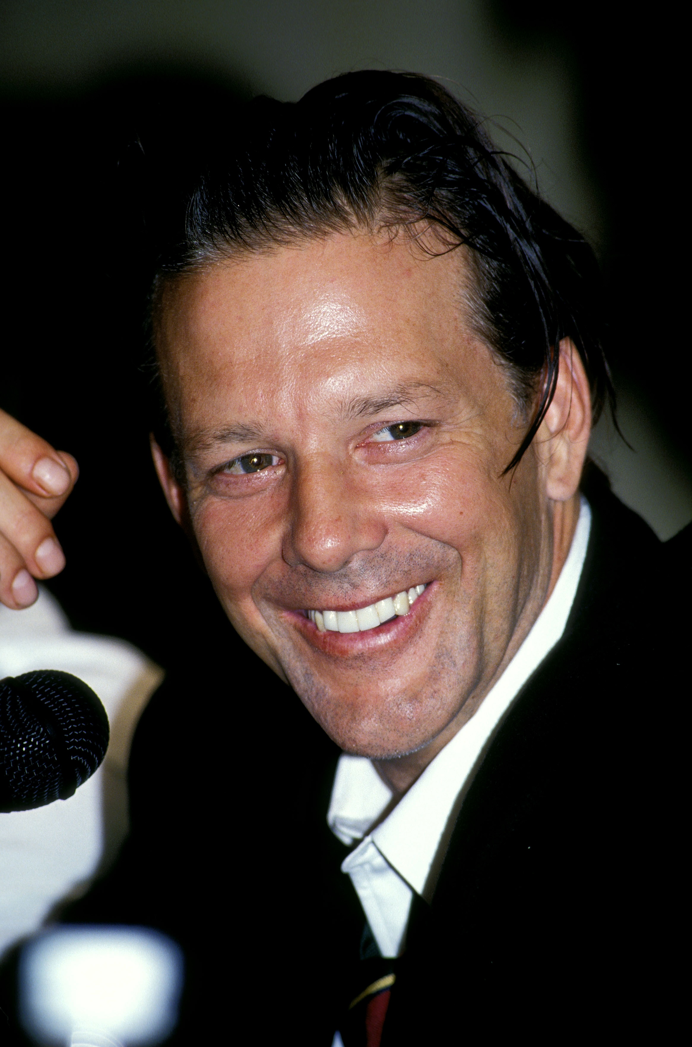 Mickey Rourke en una rueda de prensa el 1 de agosto de 1993 en Buenos Aires, Argentina. | Fuente: Getty Images