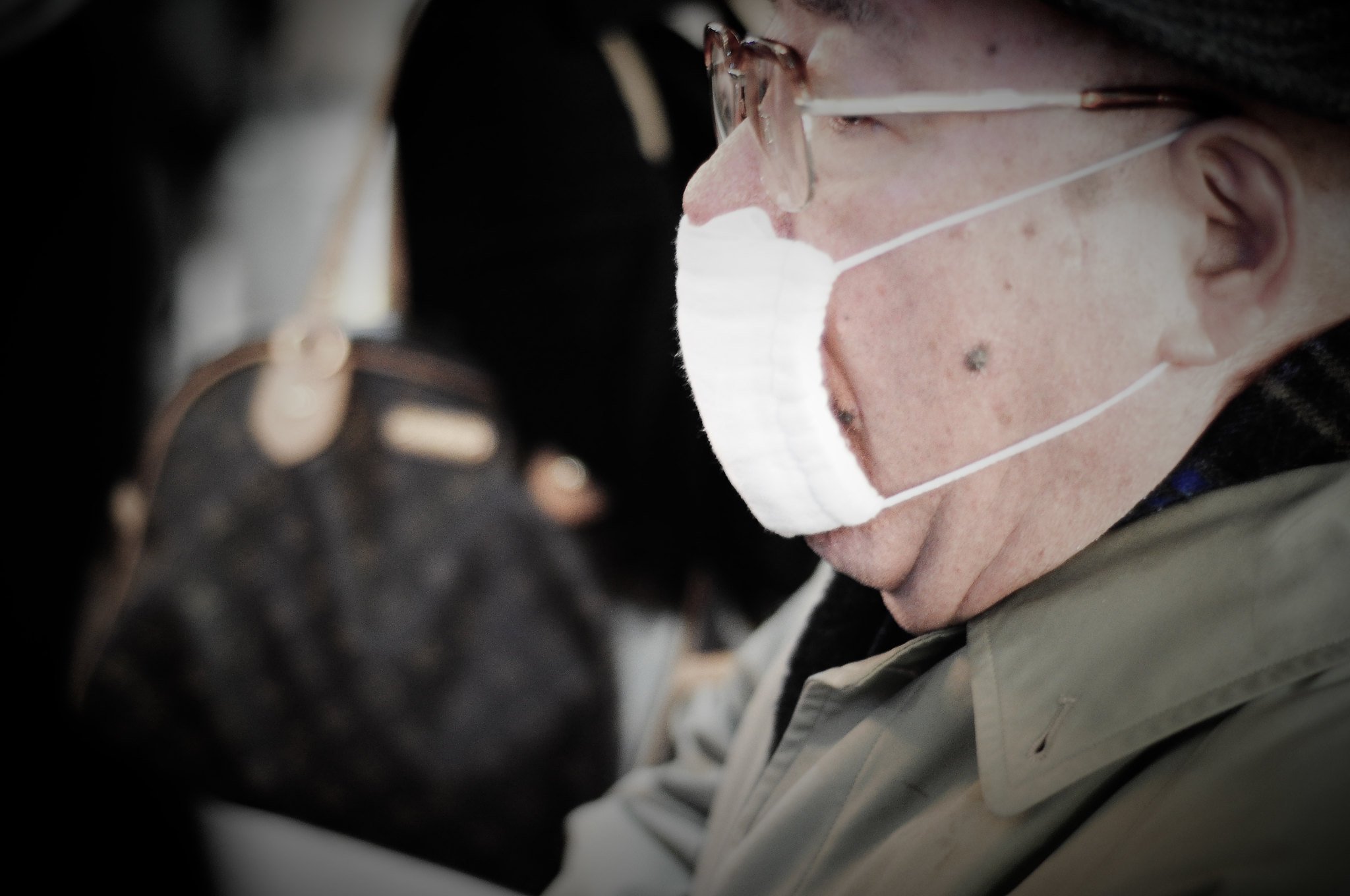 Anciano con el rostro cubierto por una mascarilla para protegerse del COVID-19. | Foto: Flickr