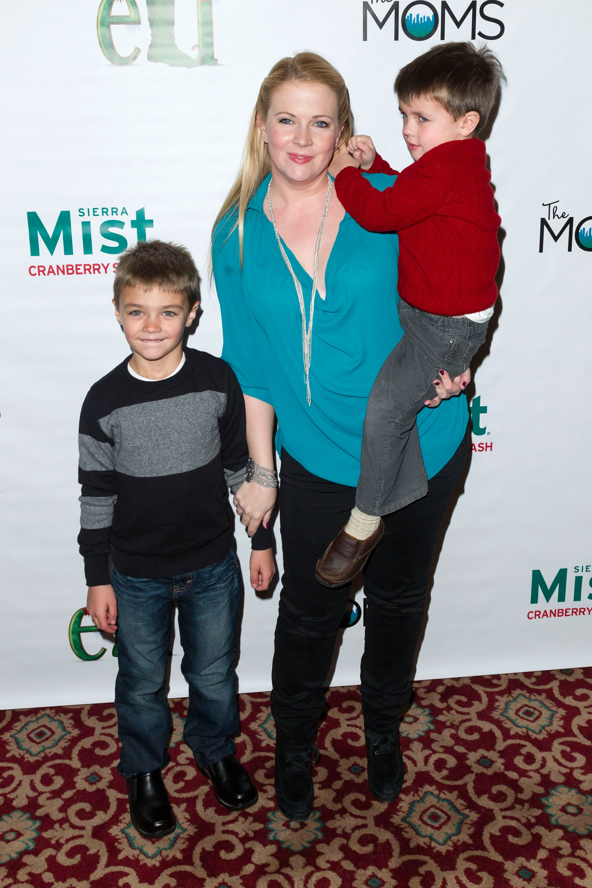 Mason, Melissa Joan Hart y Braydon asisten a la fiesta de Navidad de "Elf The Musical" organizada por The Moms en Nueva York, el 13 de noviembre de 2012. | Fuente: Getty Images