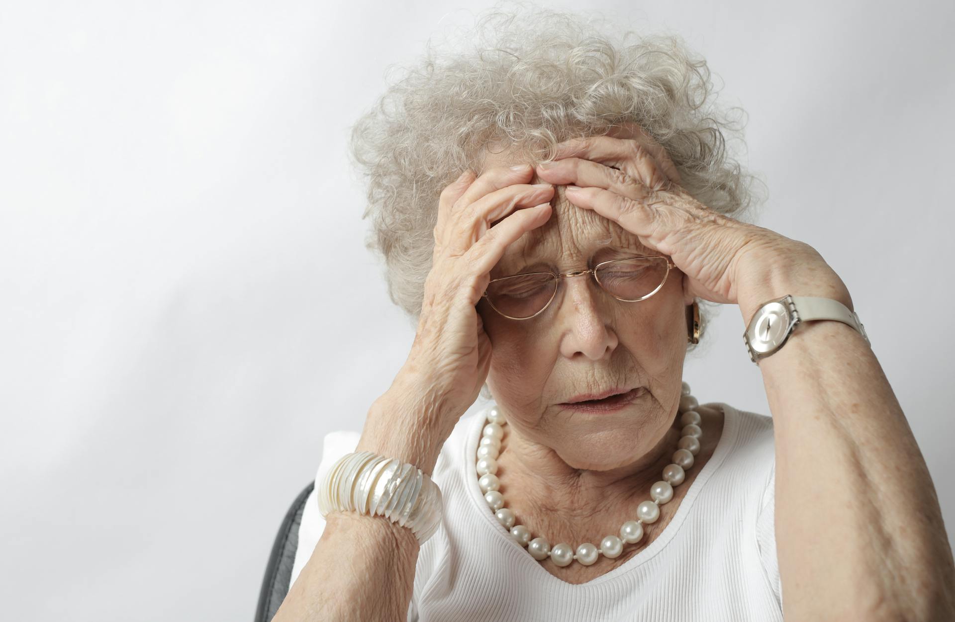 Anciana con las manos en la cabeza | Foto: Pexels