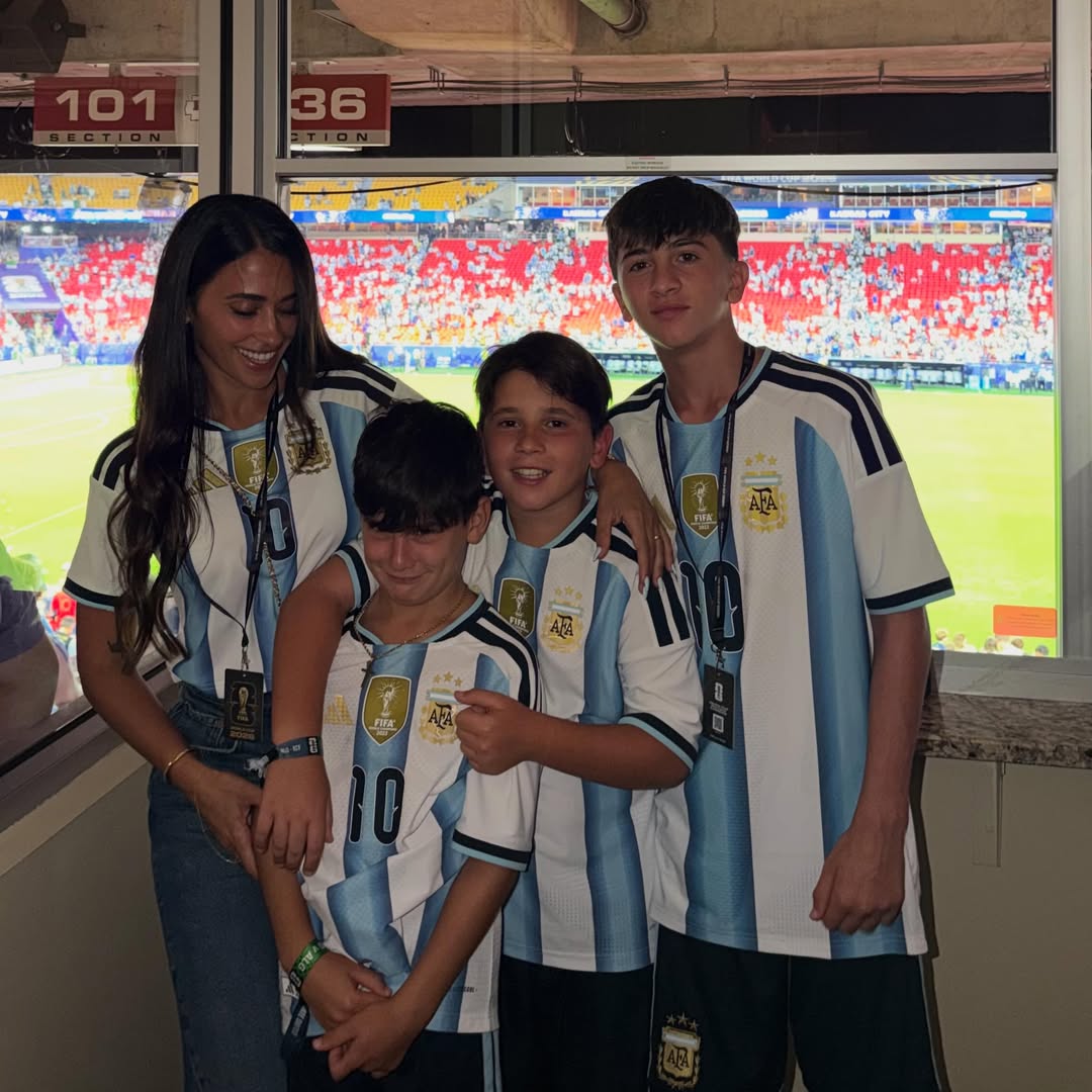 Antonela Roccuzzo junto a sus hijos, Thiago, Mateo y Ciro | Fuente: Instagram/antonelaroccuzzo