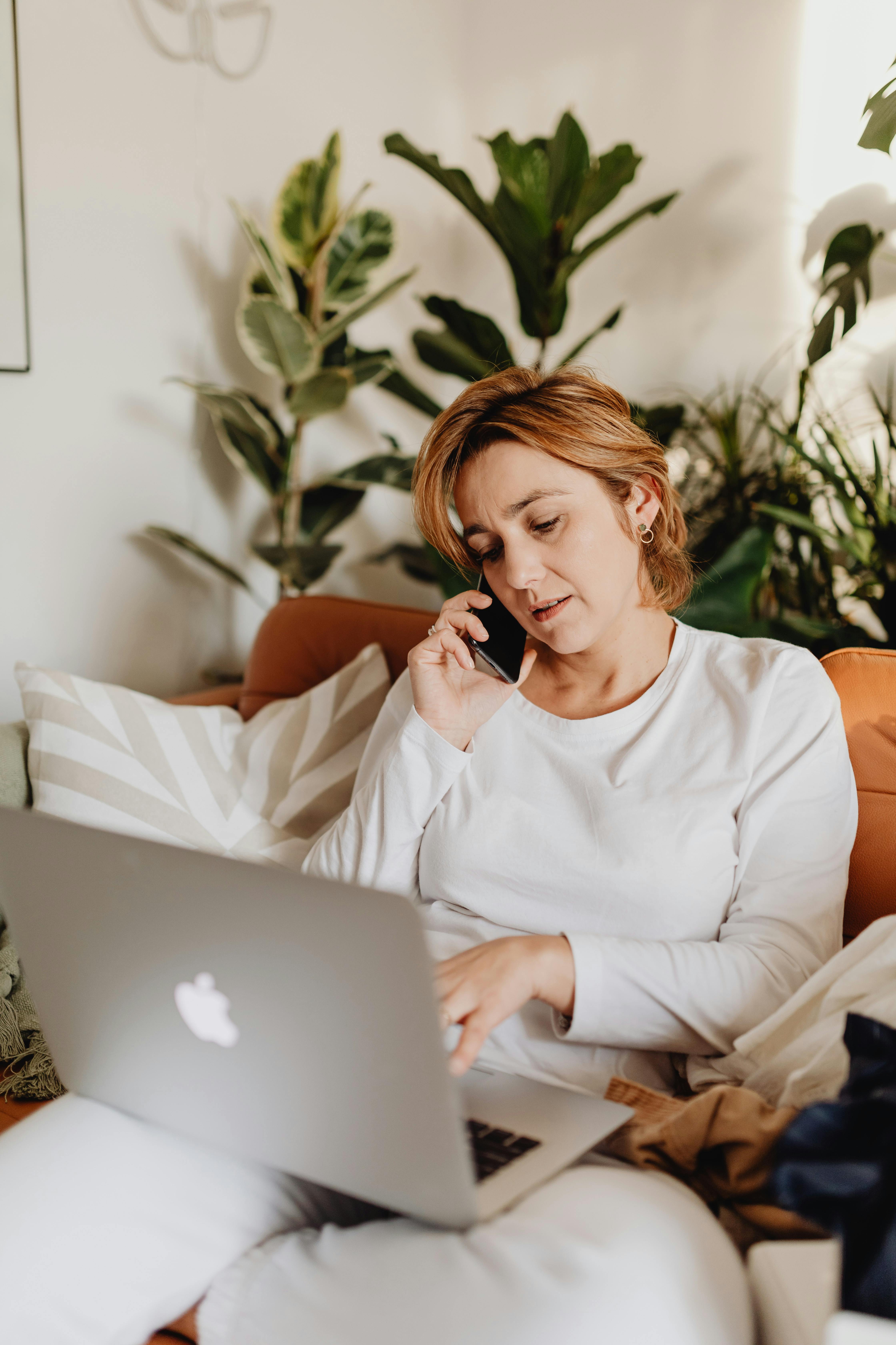 Una mujer hablando con alguien por teléfono | Fuente: Pexels