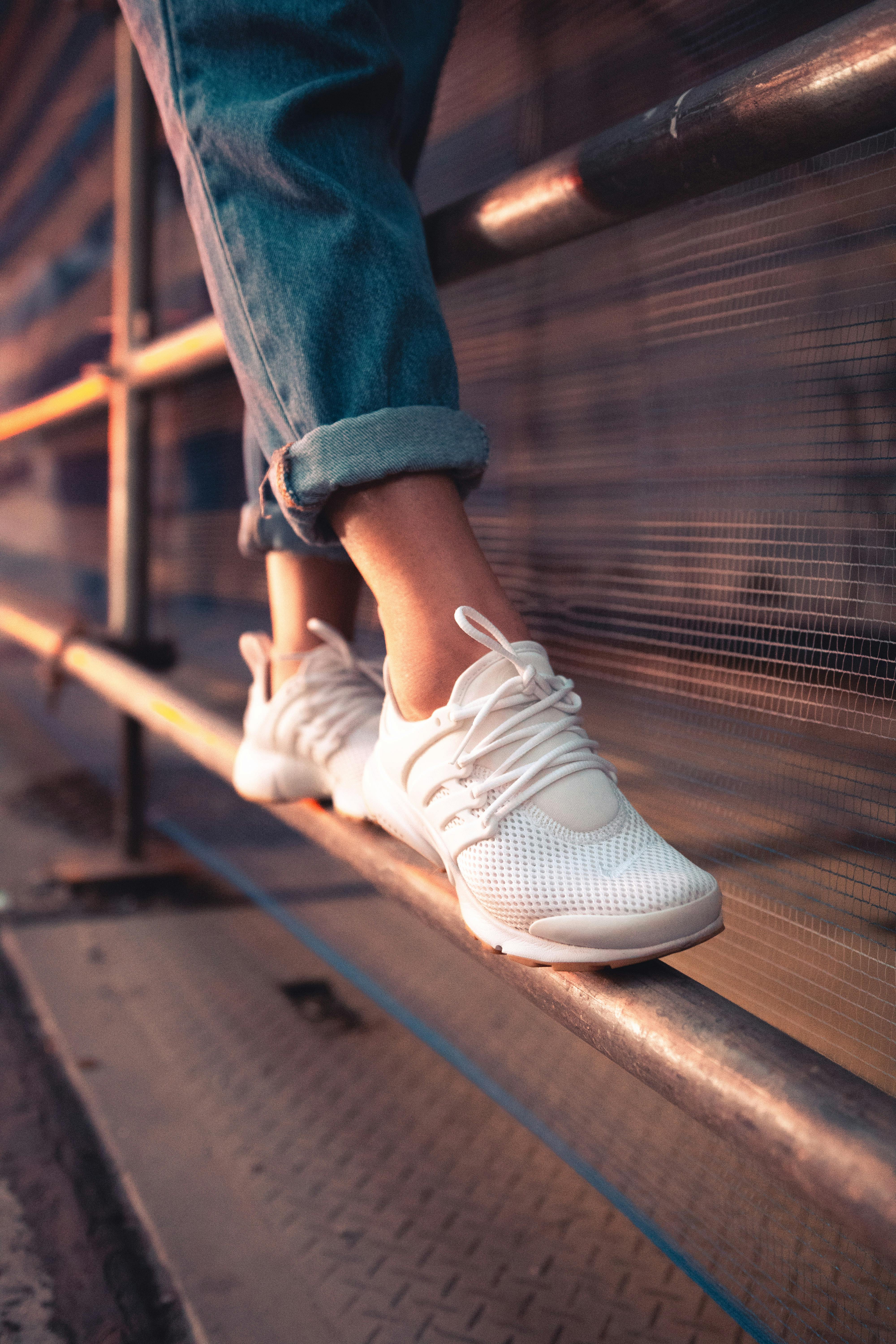 Zapatillas deportivas de mujer | Fuente: Pexels