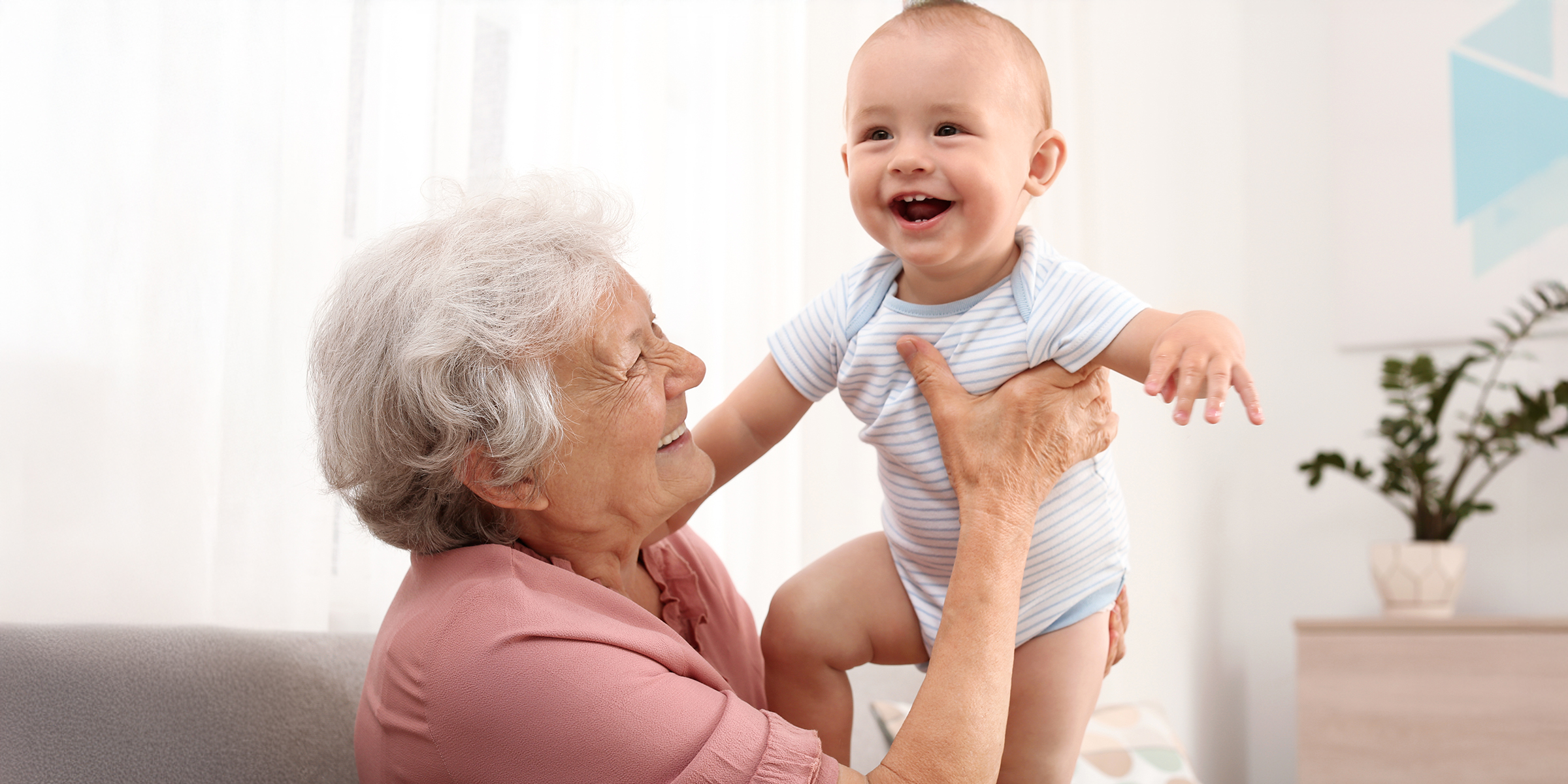 Una abuela con un bebé en brazos | Fuente: Shutterstock