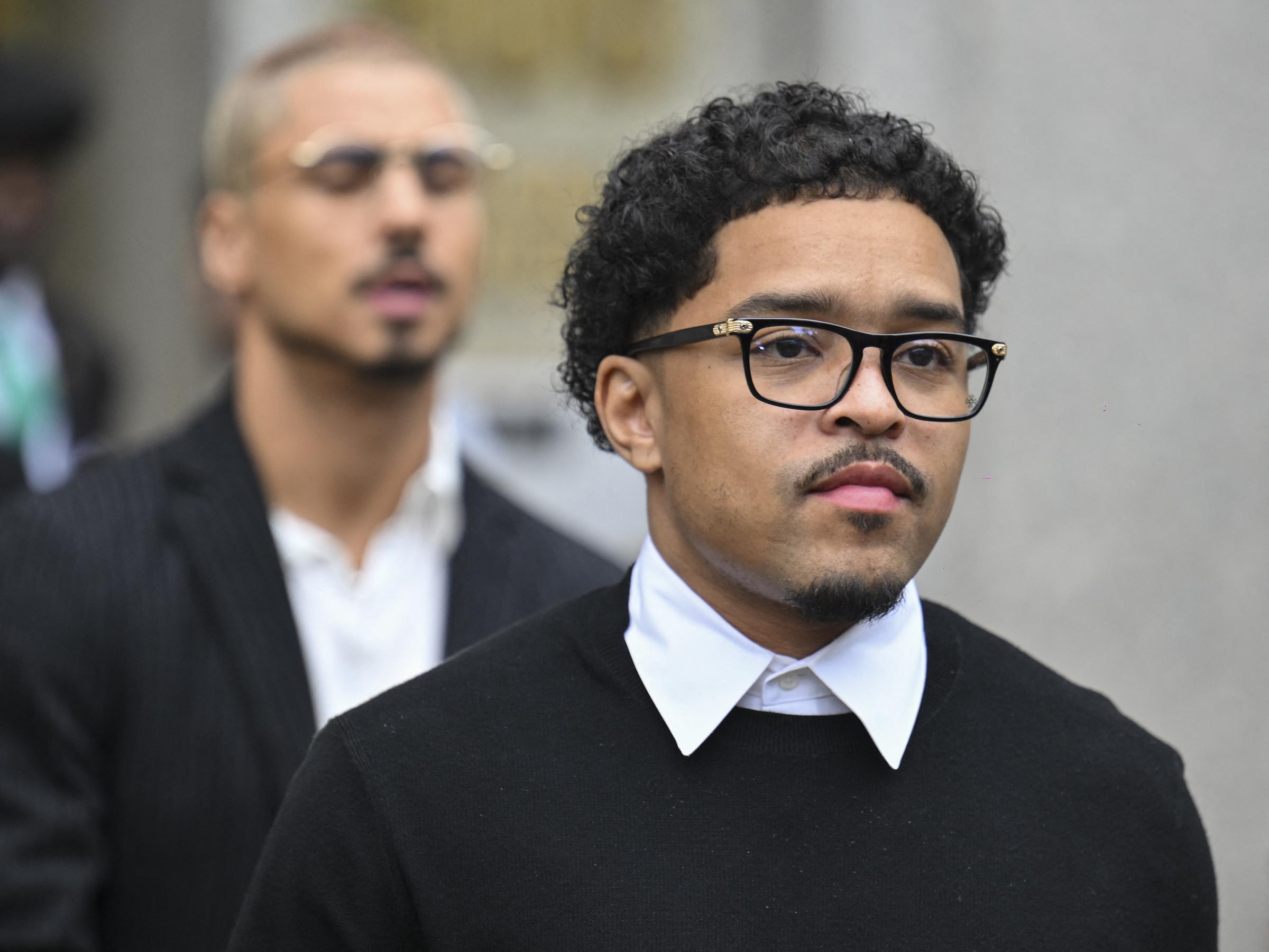 Justin Combs sale del tribunal federal el 15 de mayo de 2025, en Nueva York. | Fuente: Getty Images