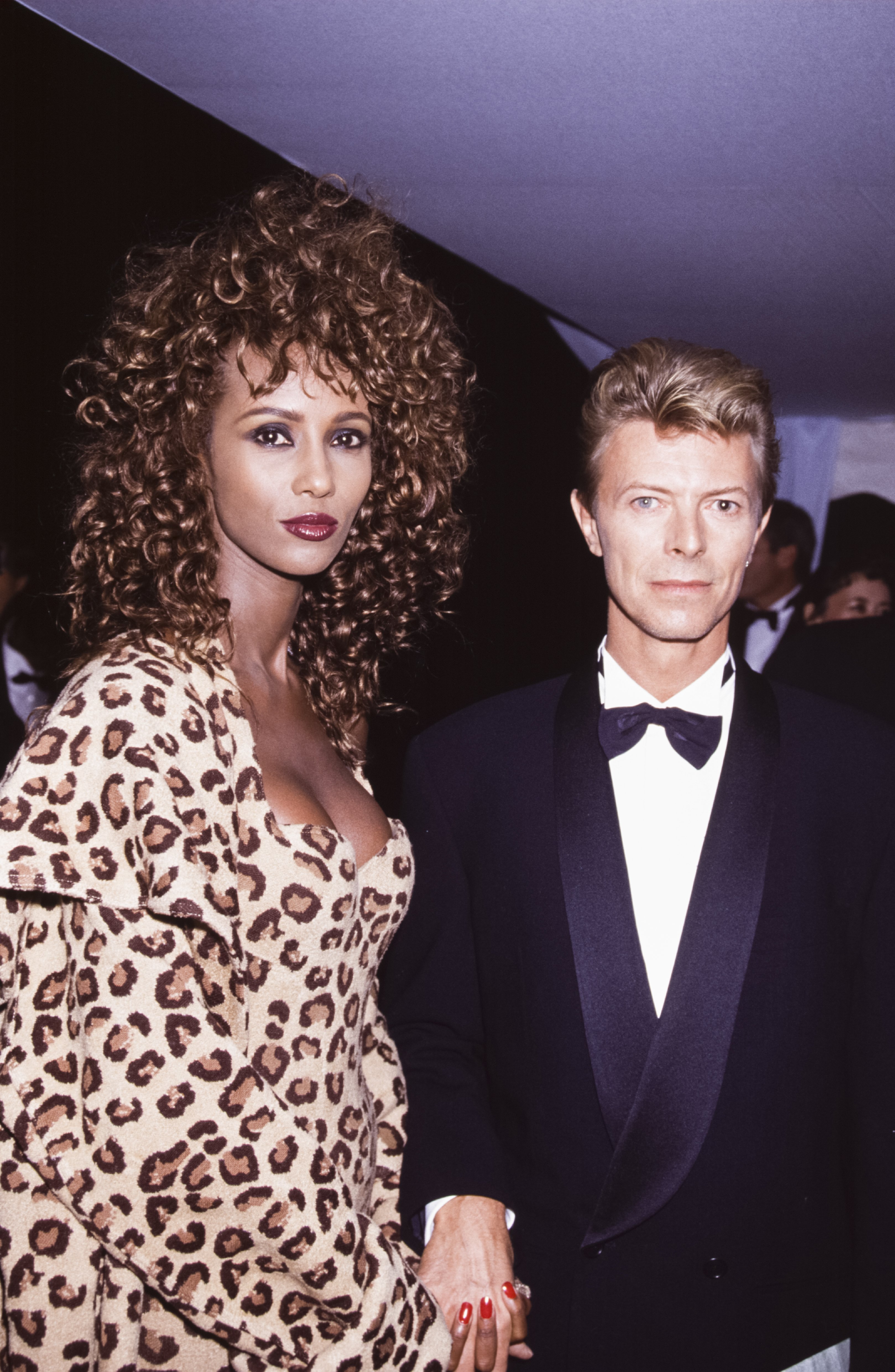 David Bowie con su esposa Iman en septiembre de 1991 en Versalles, Francia | Fuente: Getty Images