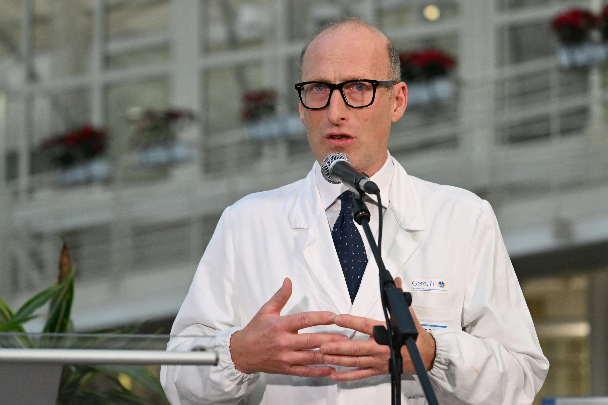 El profesor Sergio Alfieri dando una rueda de prensa en el hospital Gemelli el 21 de febrero de 2025. | Fuente: Getty Images