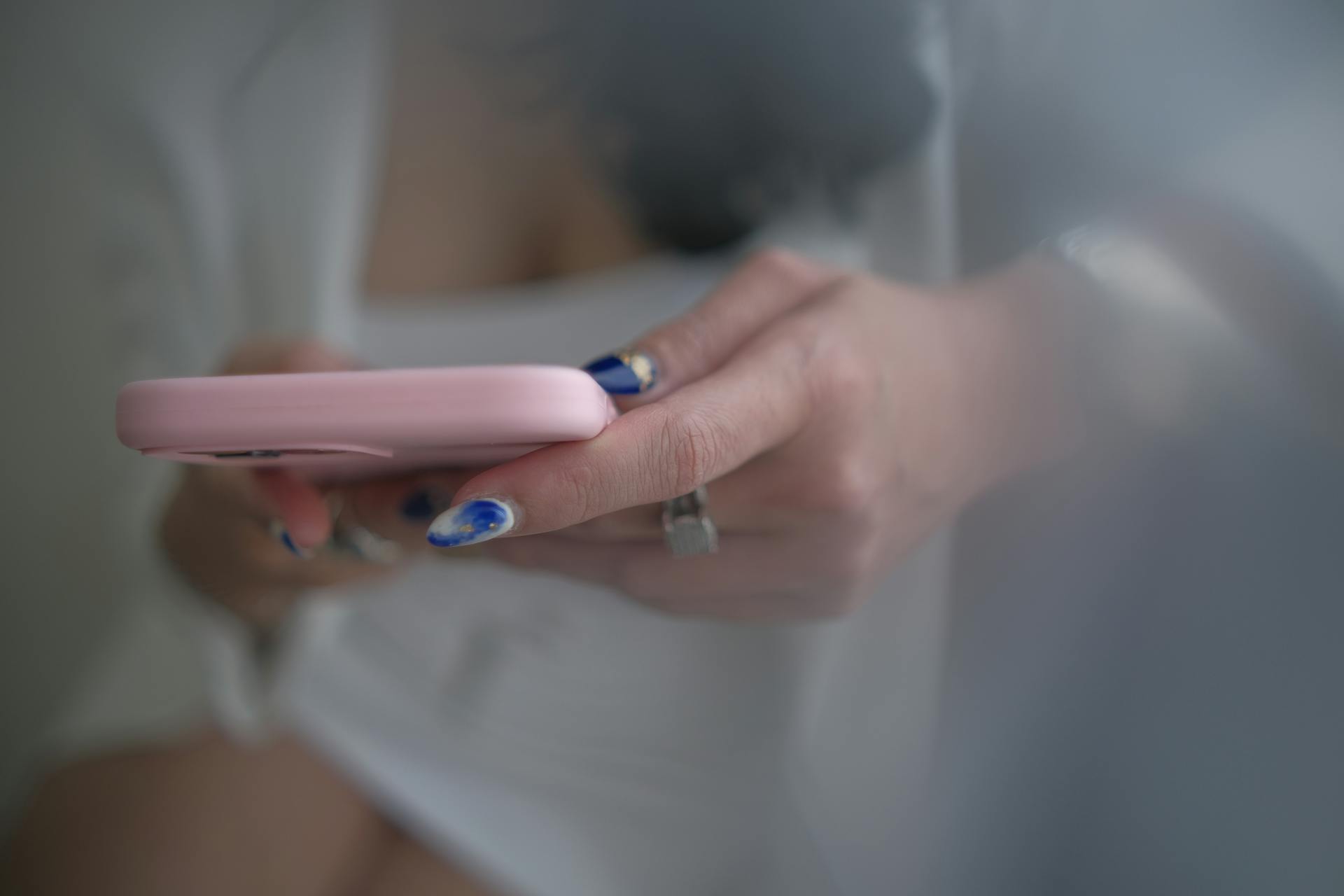 Una mujer sujetando su teléfono | Fuente: Pexels