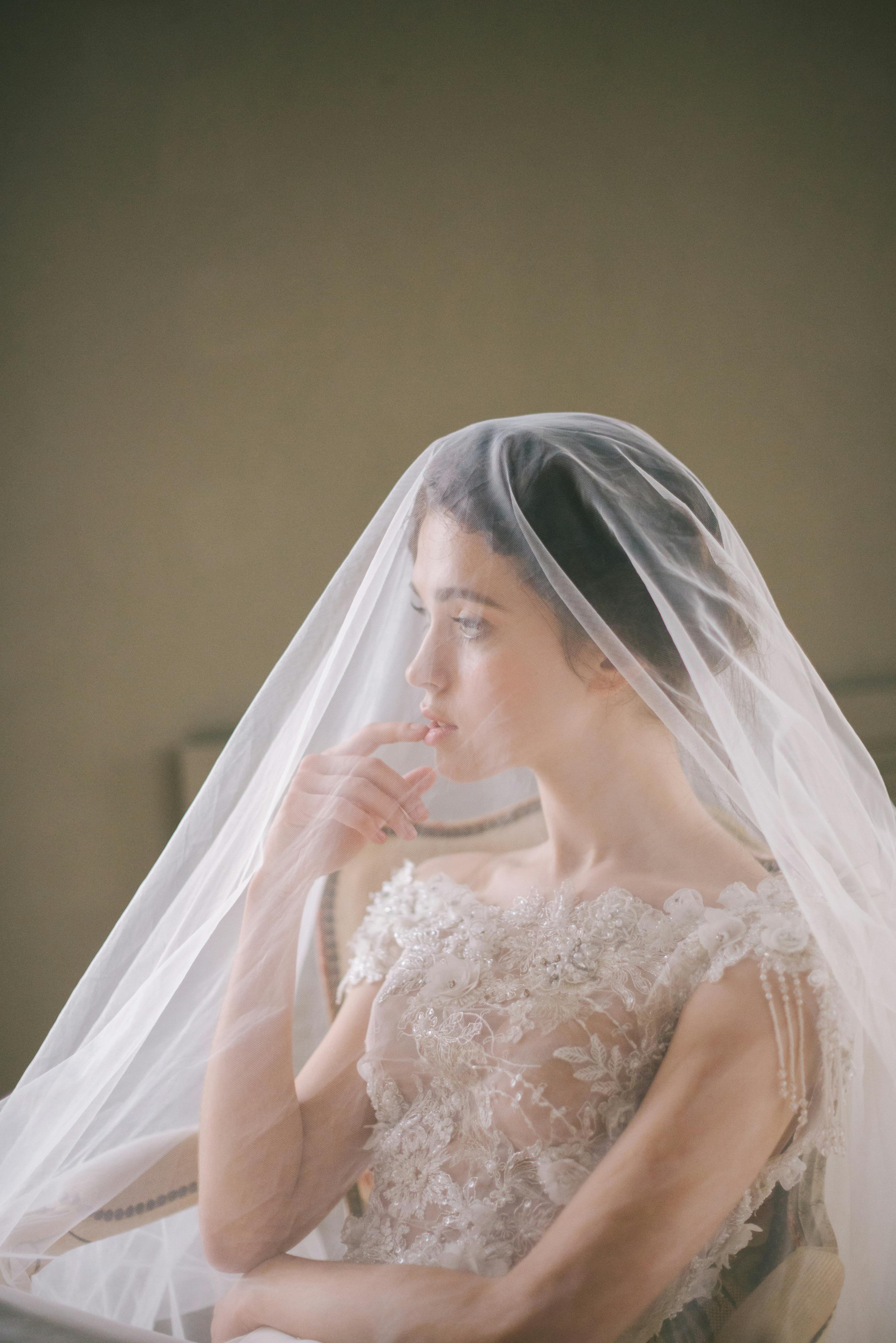 Una novia con un precioso vestido contempla su próxima boda | Fuente: Pexels