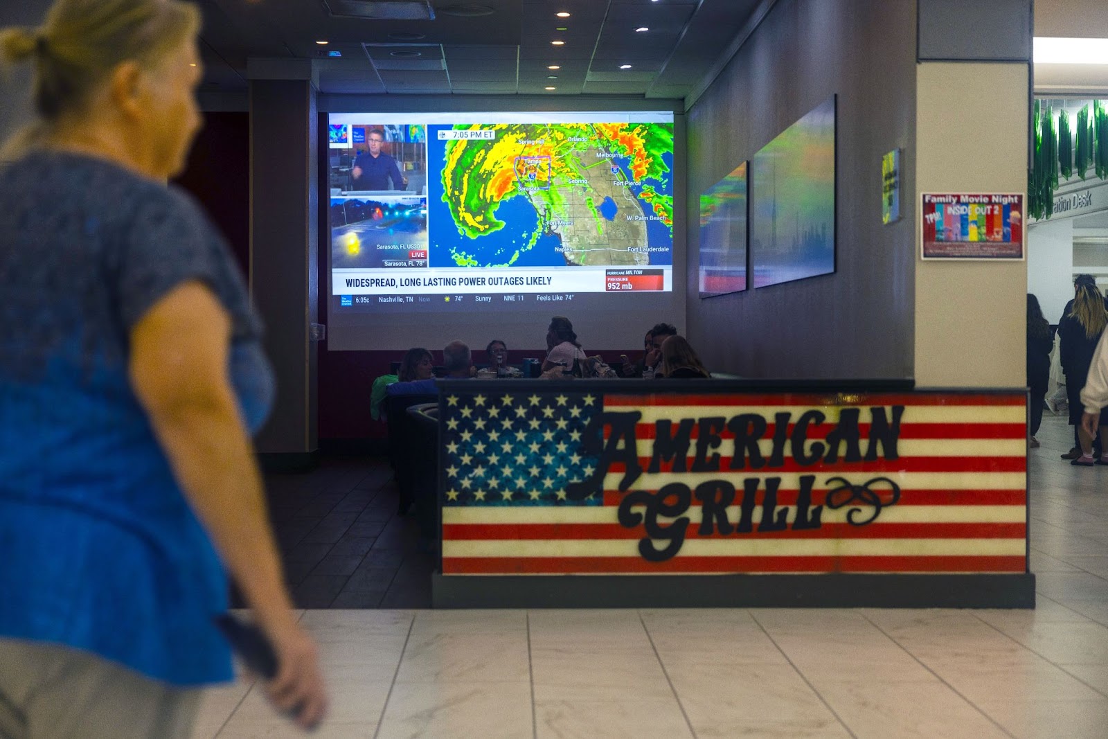 Gente mirando el parte meteorológico antes del huracán Milton | Fuente: Getty Images