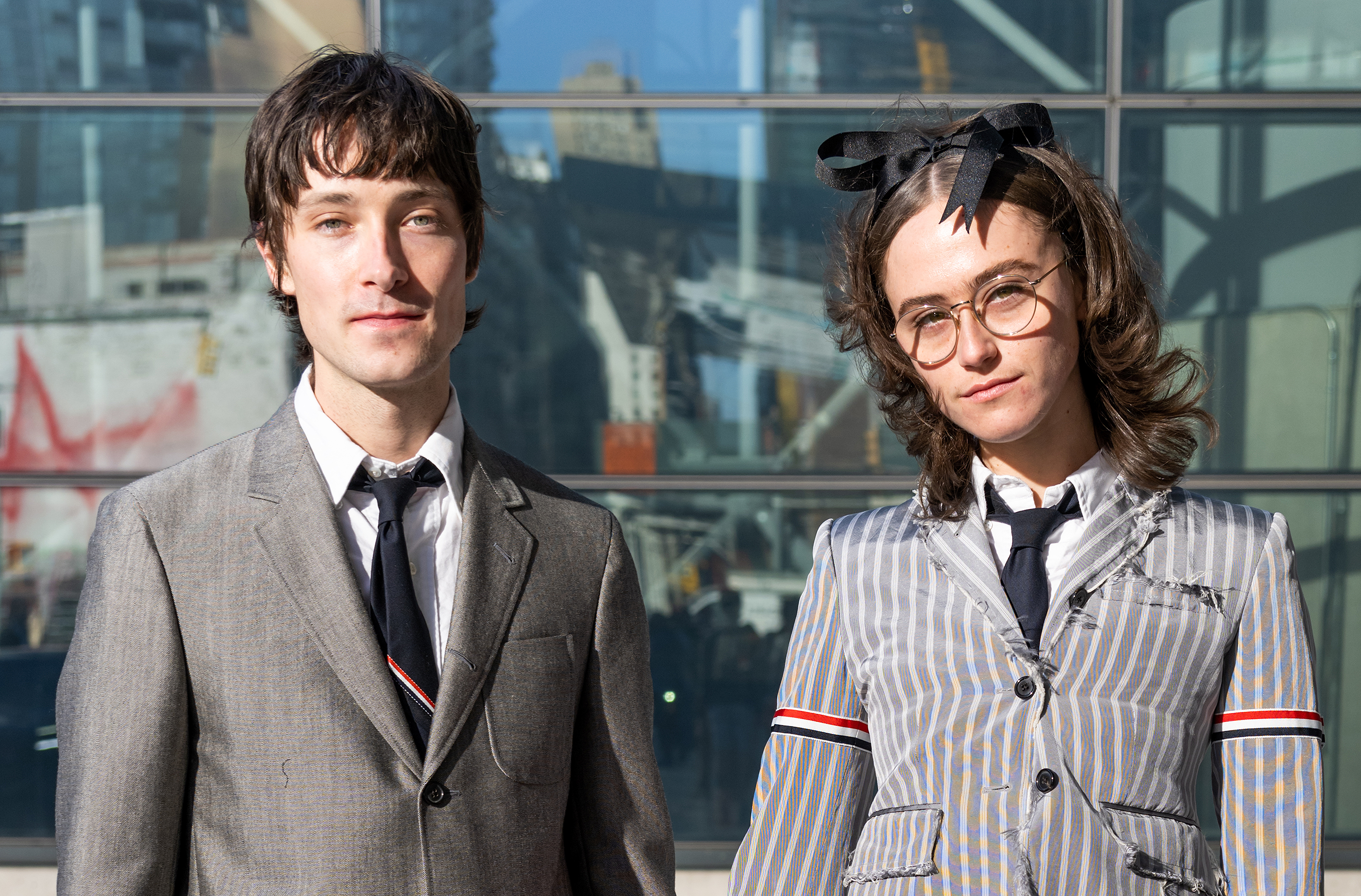 Sam Hine y Ella Emhoff asisten al desfile de otoño de Thom Browne el 29 de abril de 2022, en Nueva York. | Fuente: Getty Images