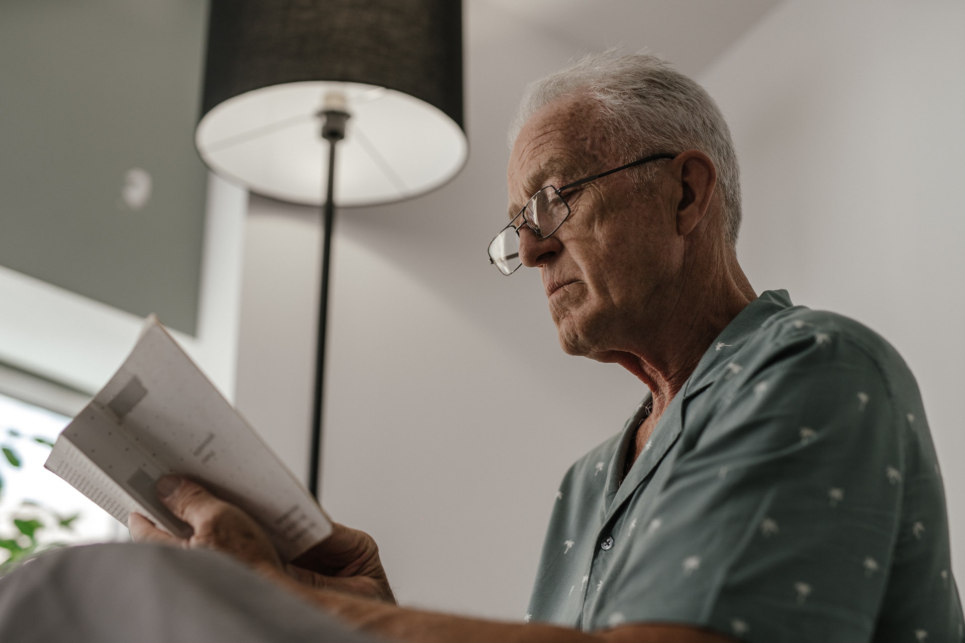 Un hombre mayor leyendo una carta | Foto: Pexels