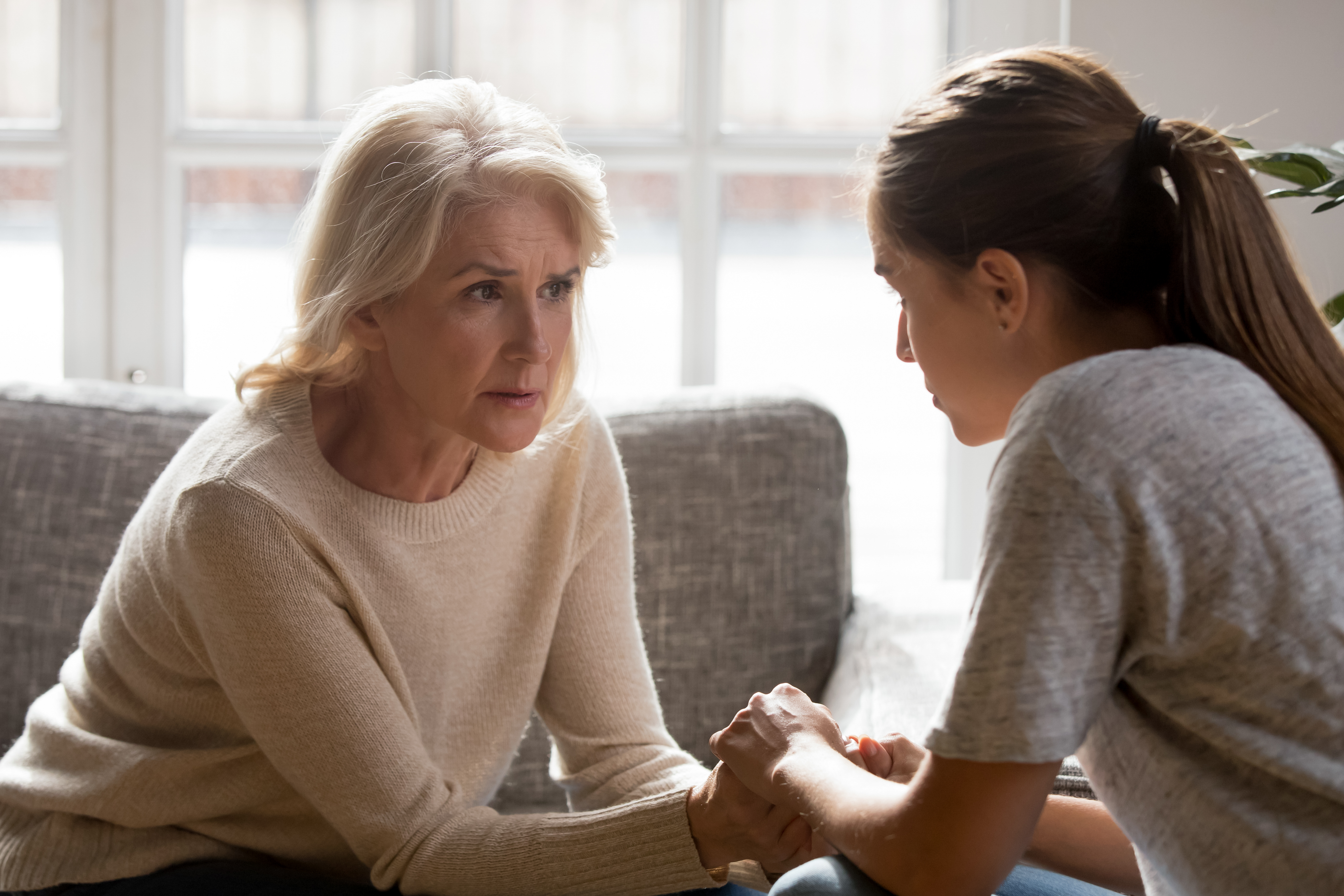 Una mujer mayor hablando seriamente con una joven | Foto: Shutterstock