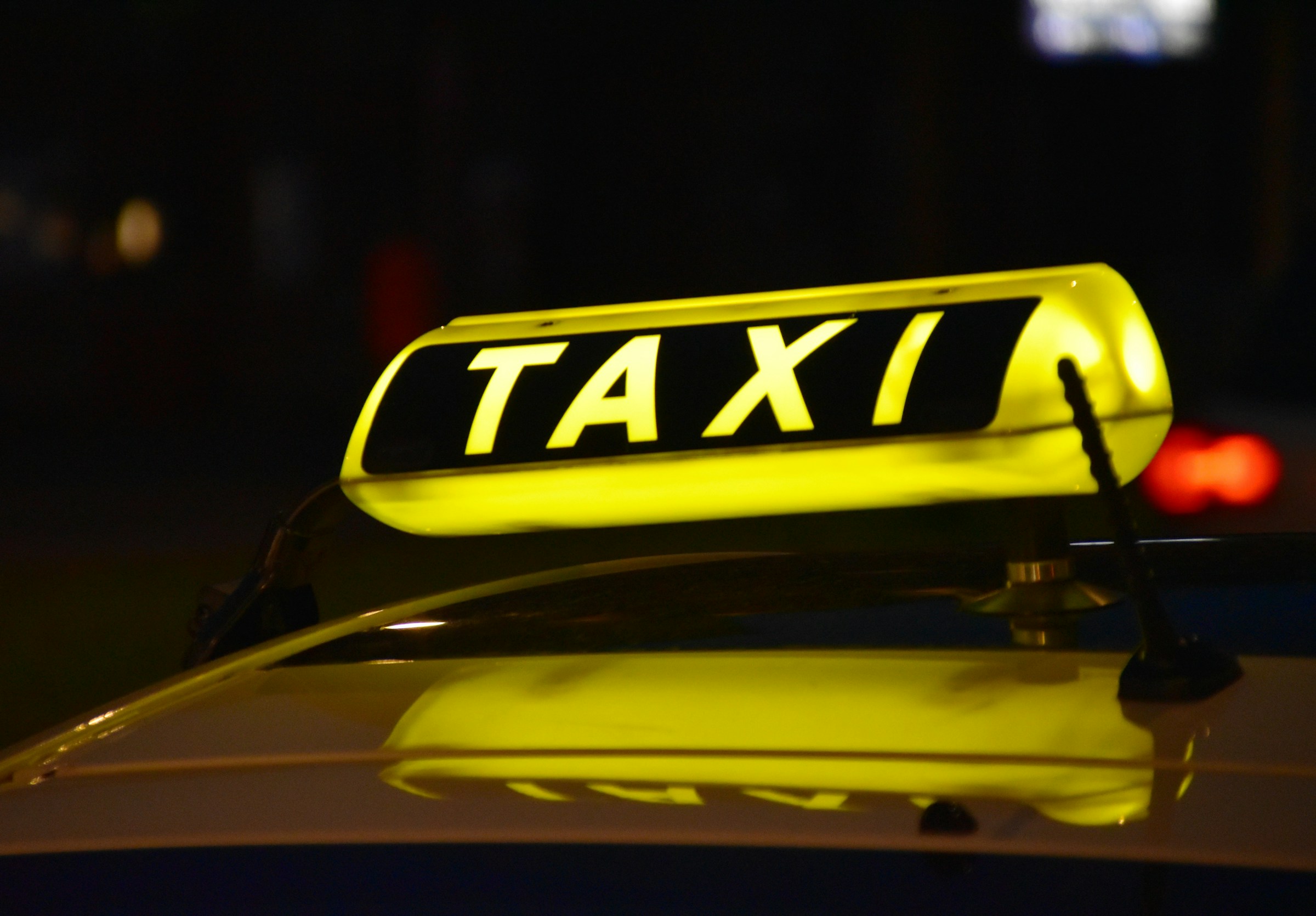 Un taxi de noche | Fuente: Unsplash