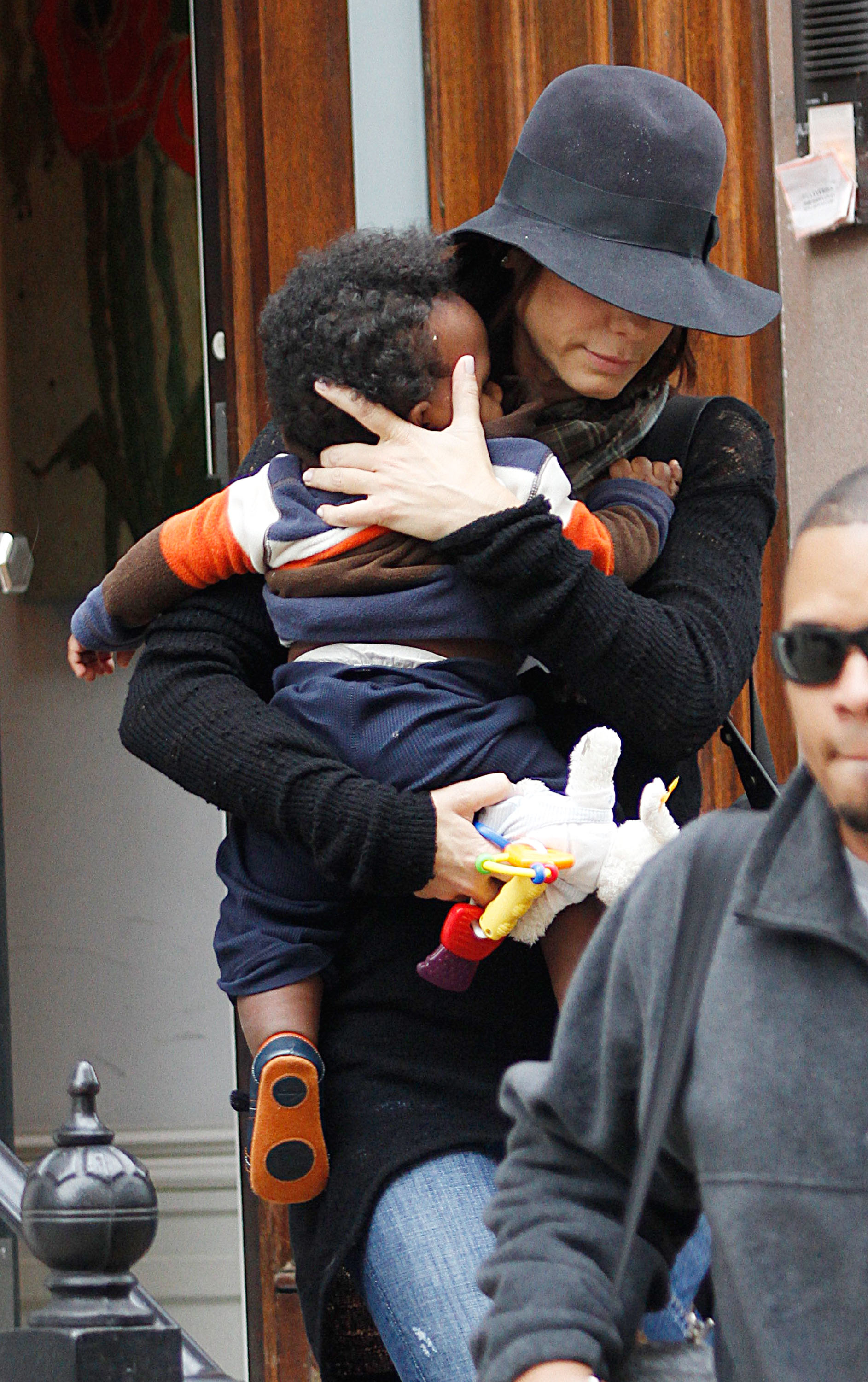 La actriz y su hijo Louis vistos por las calles de Manhattan el 6 de noviembre de 2010, en Nueva York | Fuente: Getty Images