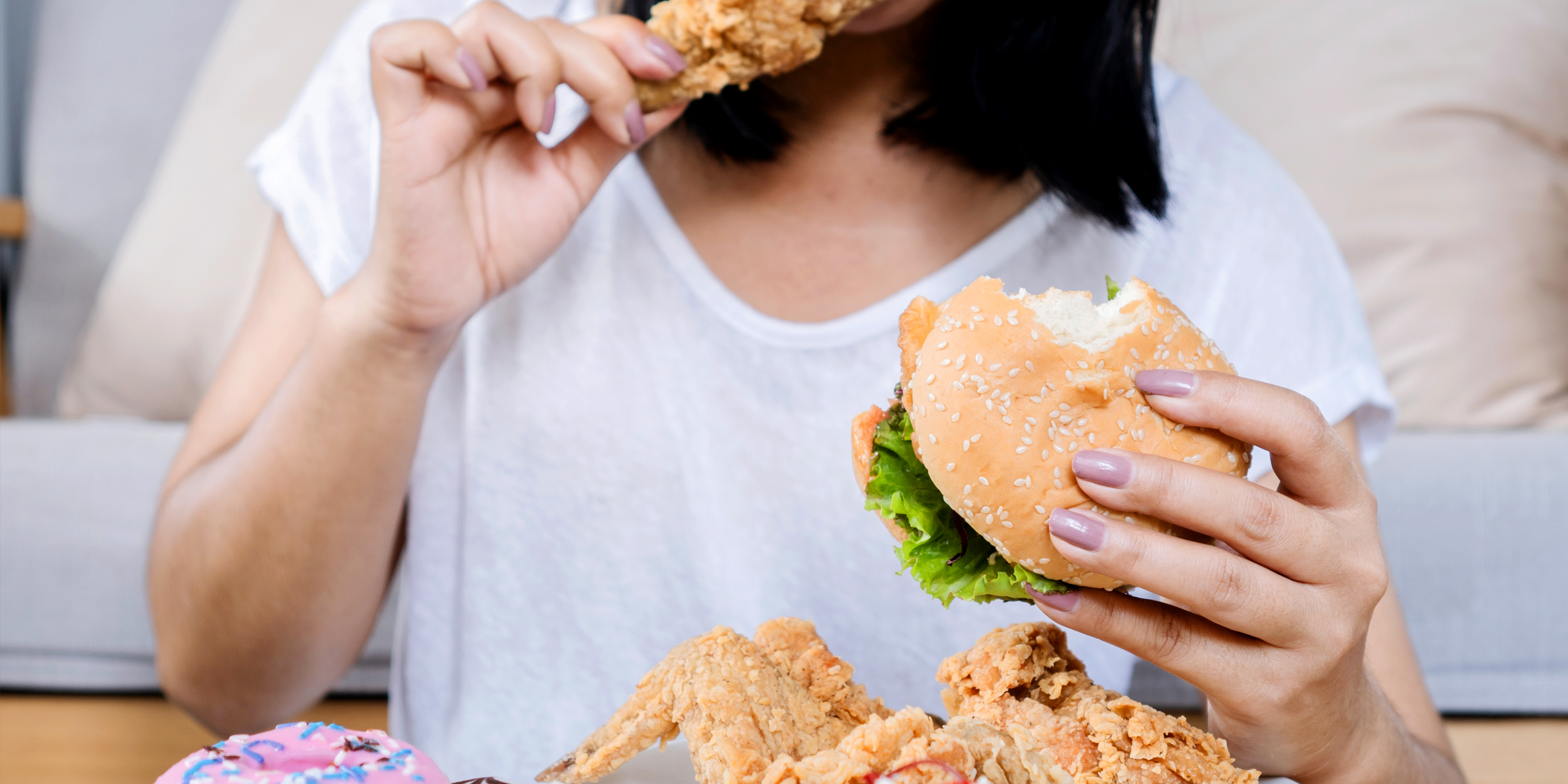 Alguien comiendo una hamburguesa | Foto: Shutterstock