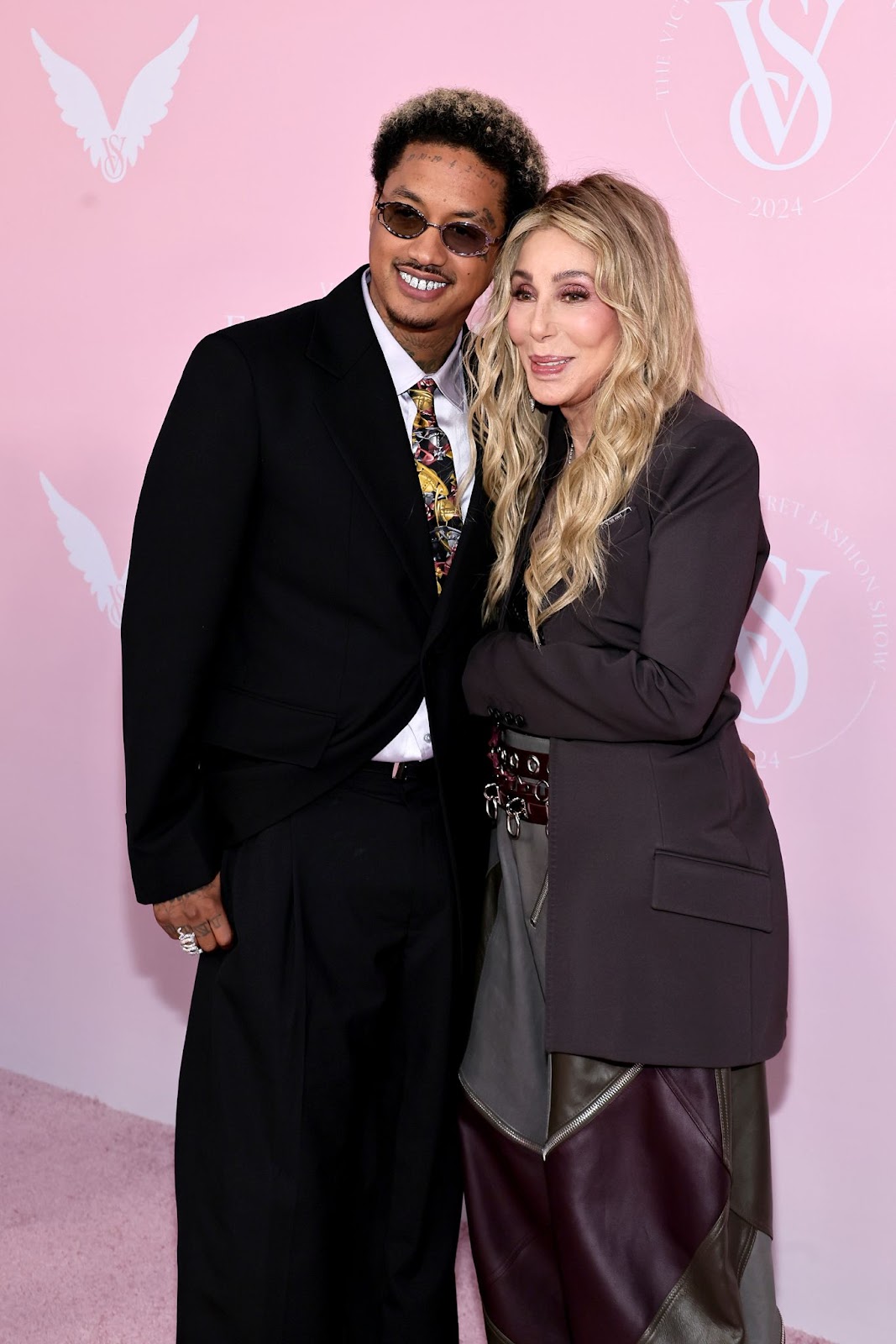 Alexander "AE" Edwards y Cher en el Victoria's Secret 2024 Fashion Show el 15 de octubre en Brooklyn, Nueva York | Fuente: Getty Images