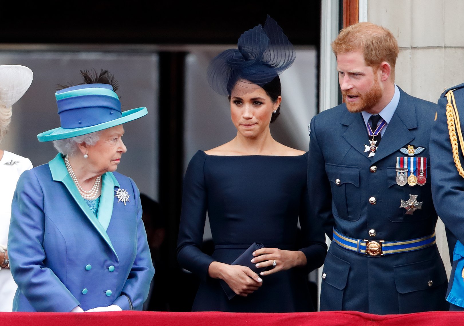 La reina Elizabeth II, Meghan, duquesa de Sussex y el príncipe Harry, duque de Sussex en el centenario de la RAF, el 10 de julio de 2018 en Londres, Inglaterra. | Foto: Getty Images