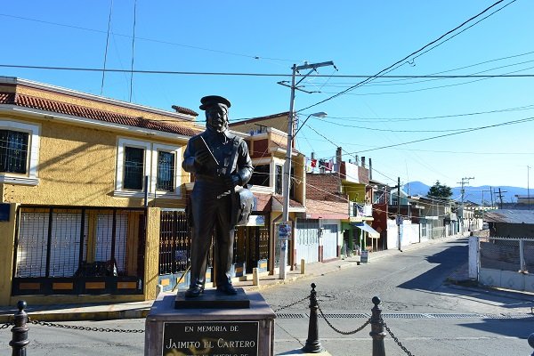 En Tangamandapio hay una estatua en honor a 'Jaimito, el cartero'. | Foto: Shutterstock