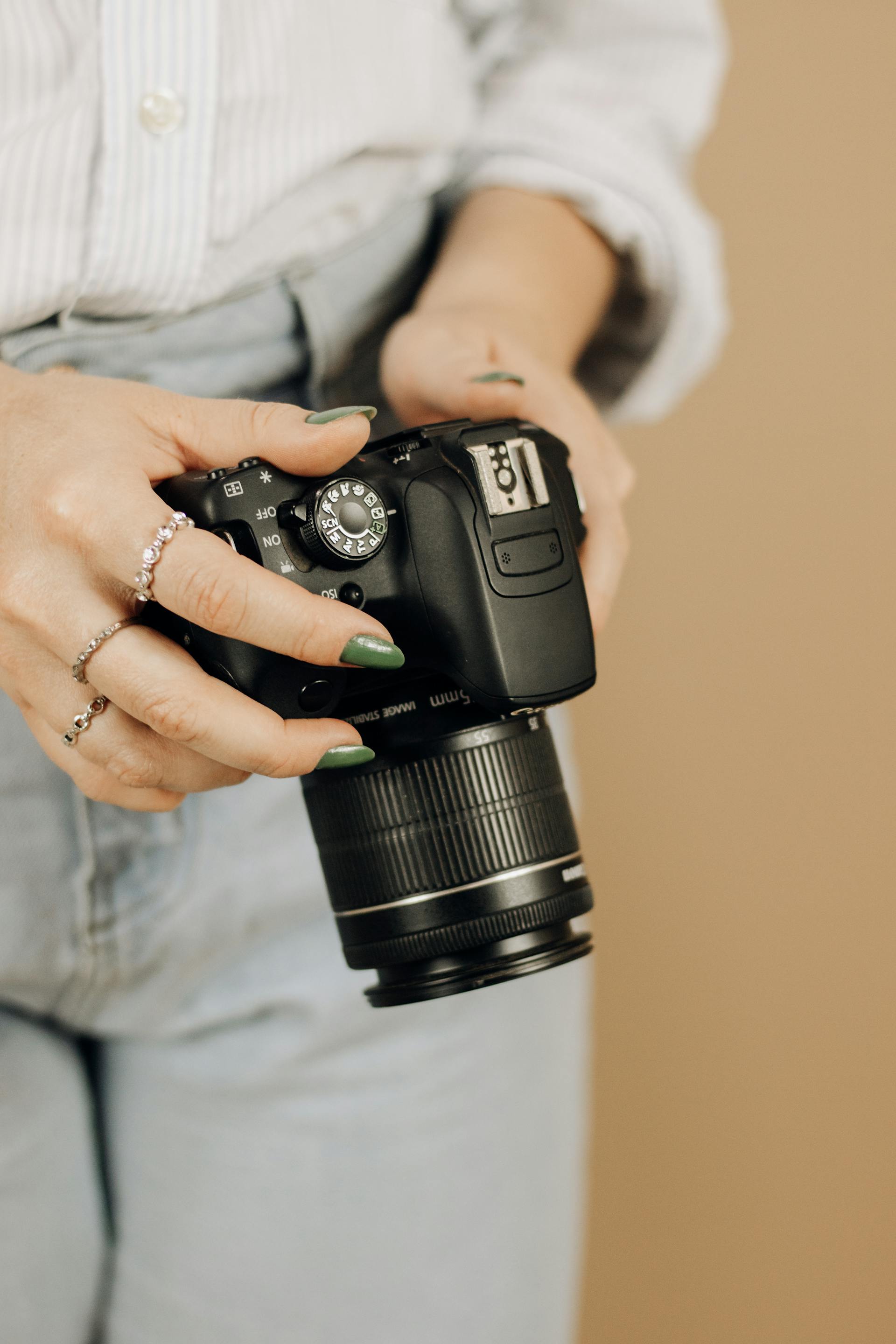Una mujer sujetando su cámara | Fuente: Pexels
