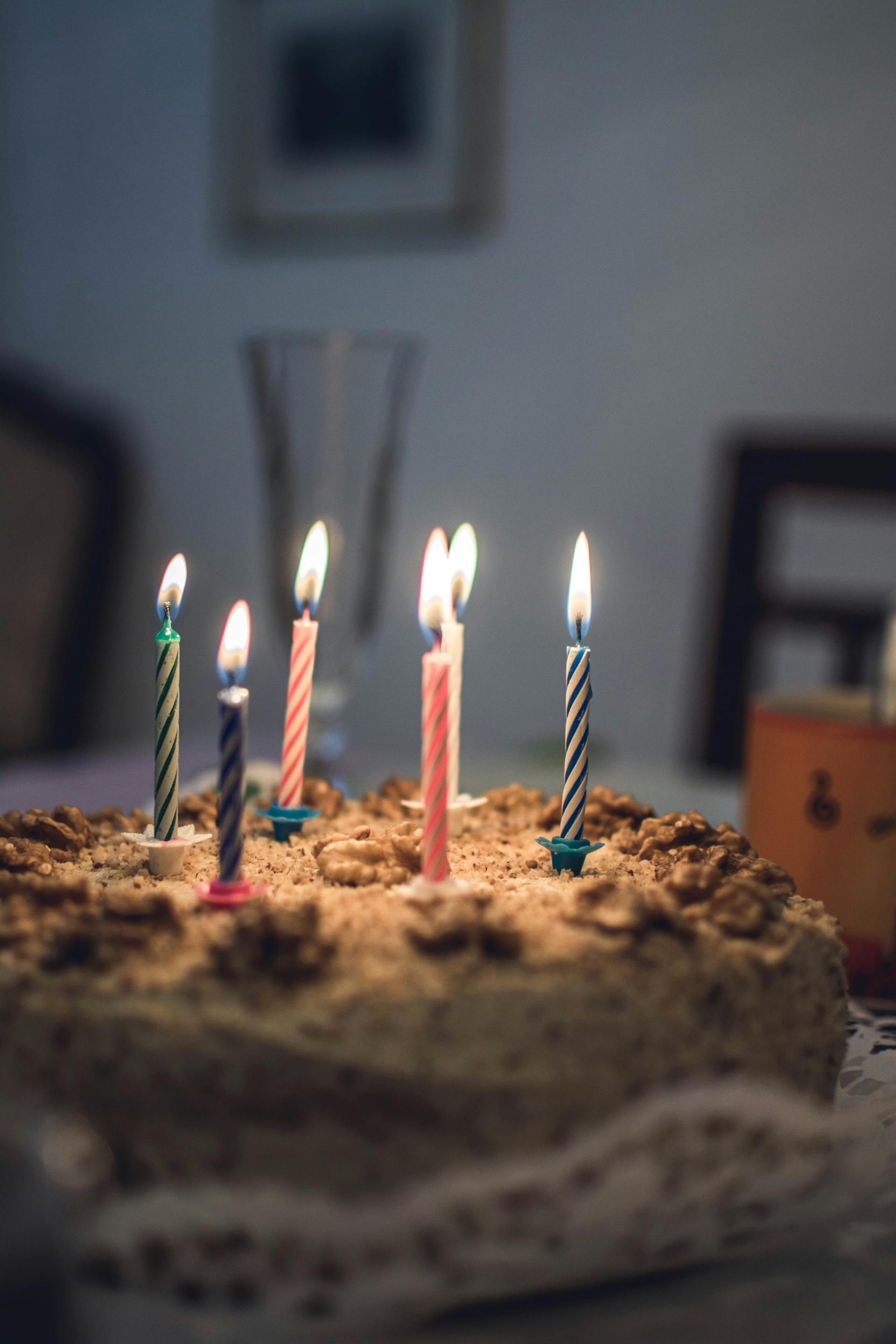 Pastel de cumpleaños con velas encendidas | Foto: Pexels