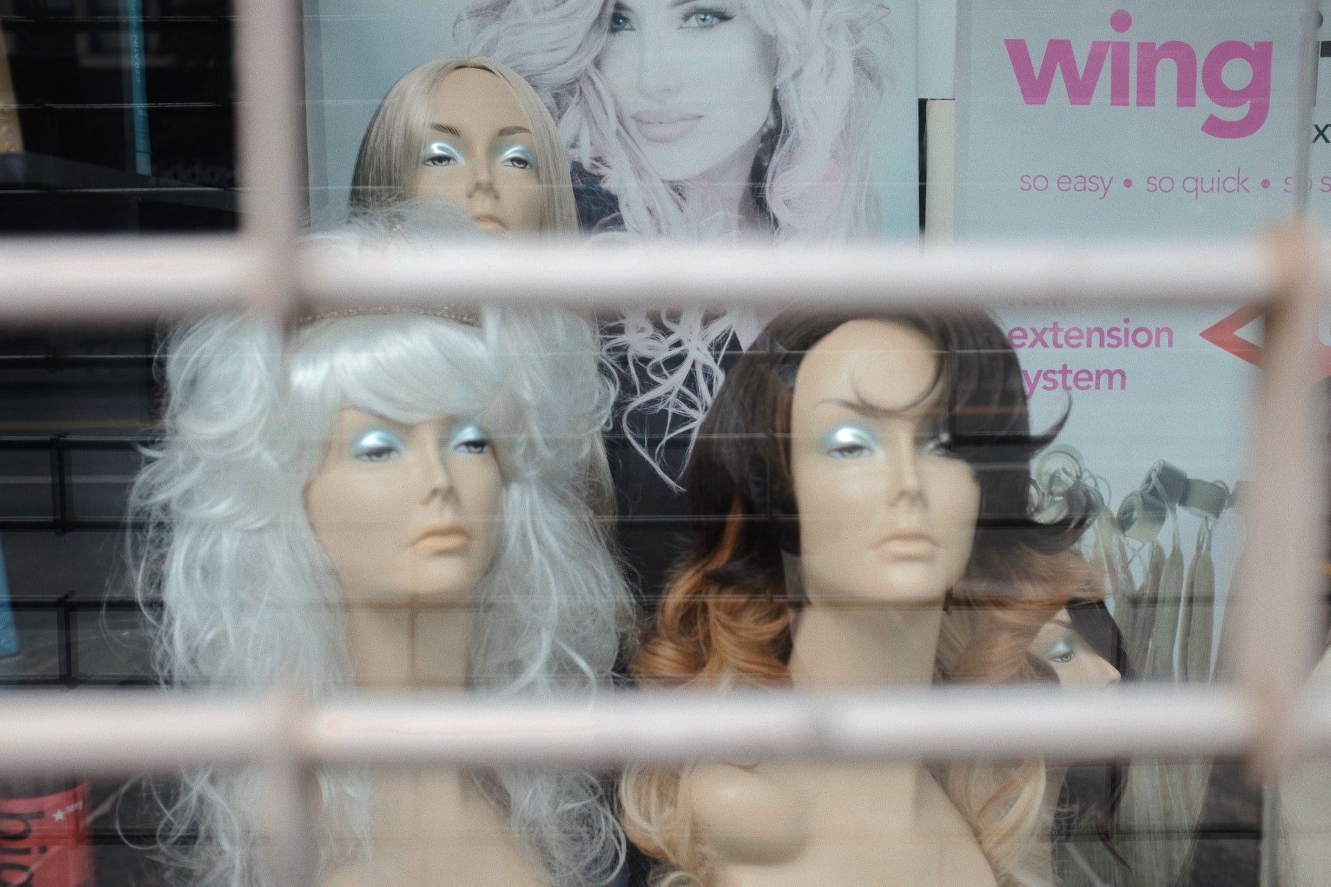 Vitrina de una tienda con pelucas variadas. | Foto: Unsplash