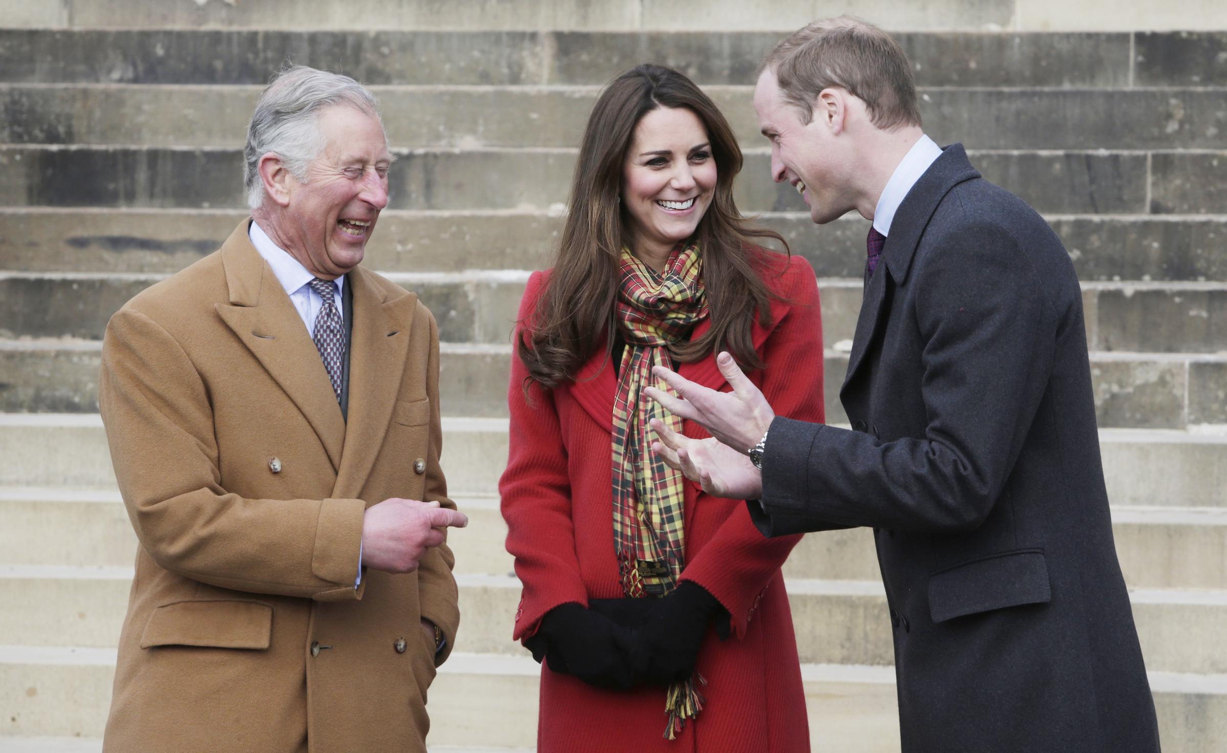 El rey Charles III, Kate Middleton y el príncipe William durante una visita a Dumfries House en Ayrshire, Escocia, el 5 de marzo de 2013 | Fuente: Getty Images