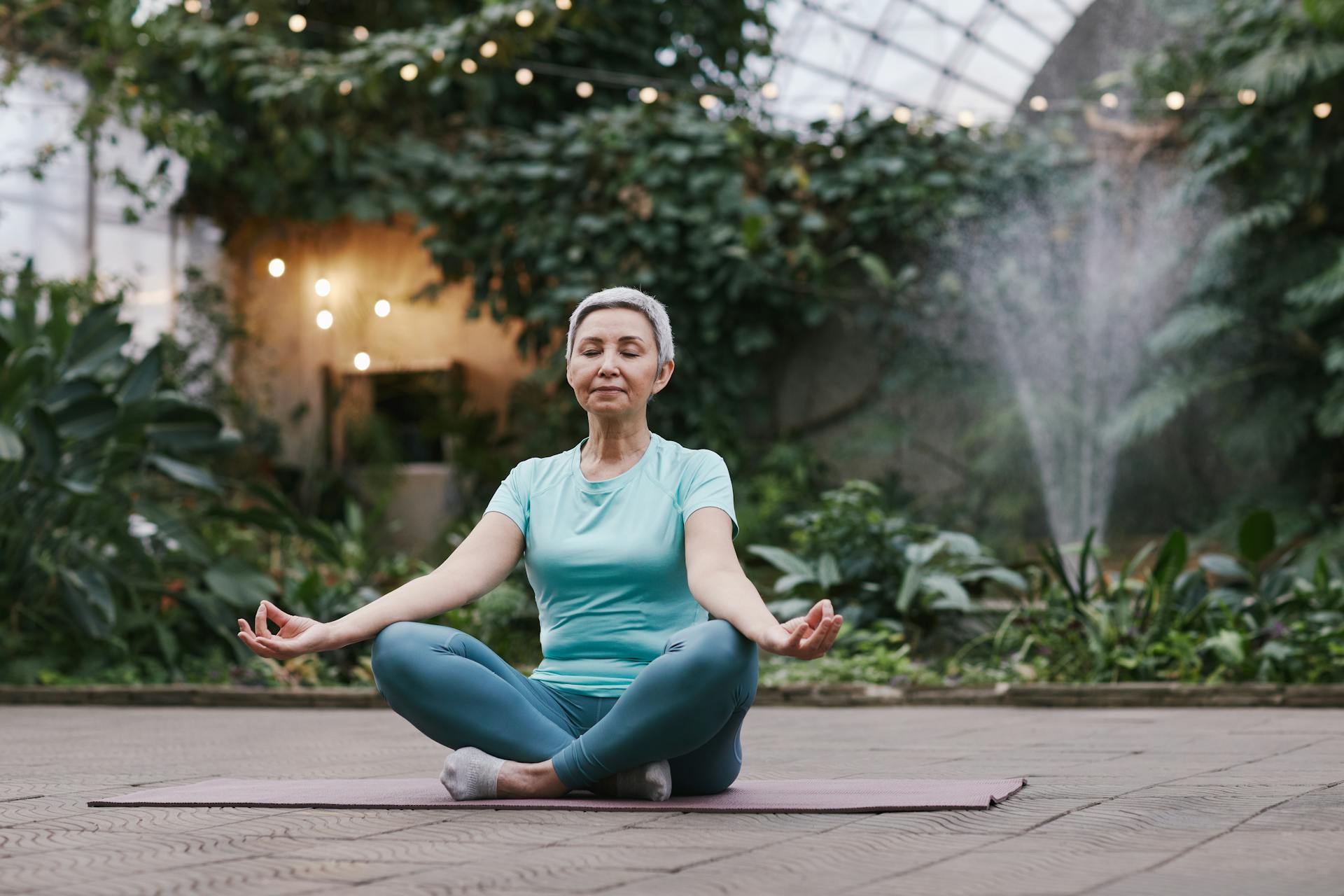 Una mujer meditando | Fuente: Pexels