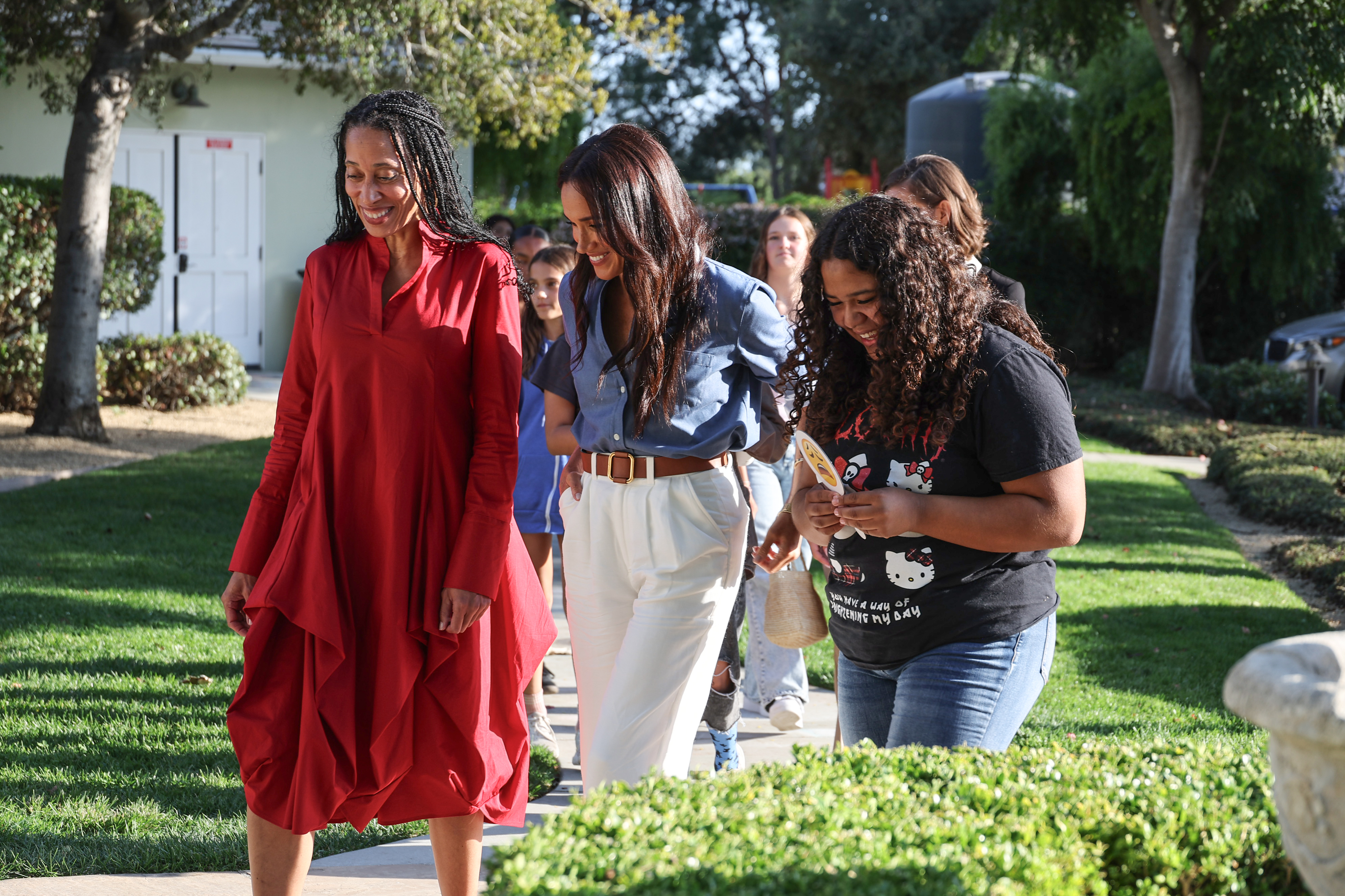 La Dra. Stephanie J. Hull y Meghan Markle son vistas en Girls Inc. of Greater Santa Barbara el 02 de octubre de 2024, en Santa Barbara, California | Fuente: Getty Images