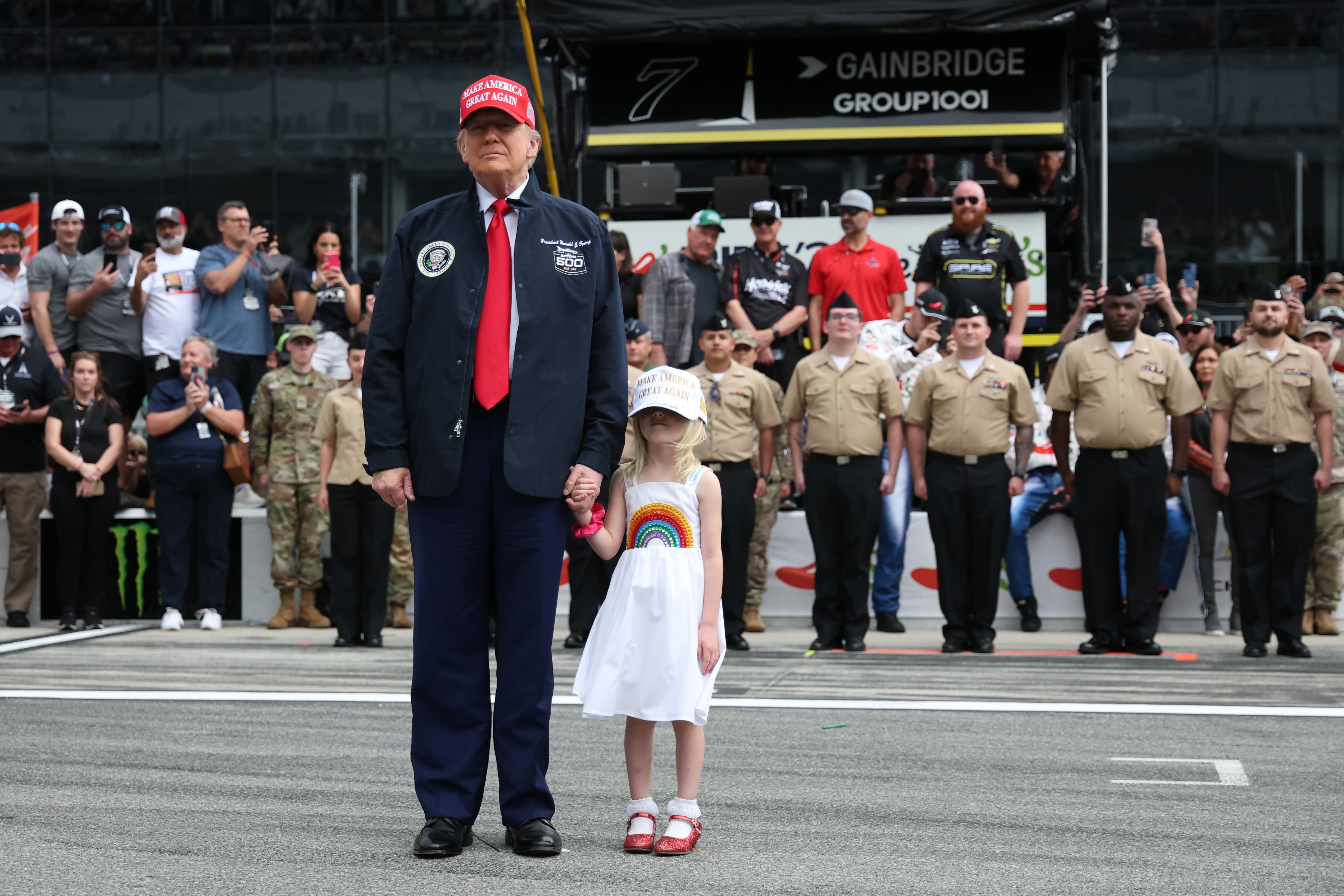 El presidente de EE.UU. Donald Trump y su nieta Carolina son vistos antes de la NASCAR Cup Series Daytona 500 en el Daytona International Speedway el 16 de febrero de 2025 en Daytona Beach, Florida | Fuente: Getty Images