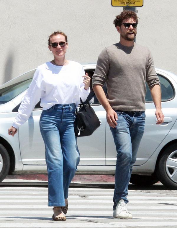 Apenas unas semanas después de poner fin a su relación de 10 años, Diane Kruger y Joshua Jackson fueron fotografiados mientras paseaban por Los Ángeles el 15 de agosto de 2016. Jackson llevaba lo que parecía ser una botella de vino, mientras que una fuente describió a la expareja como "solo amigos". | Fuente: Getty Images